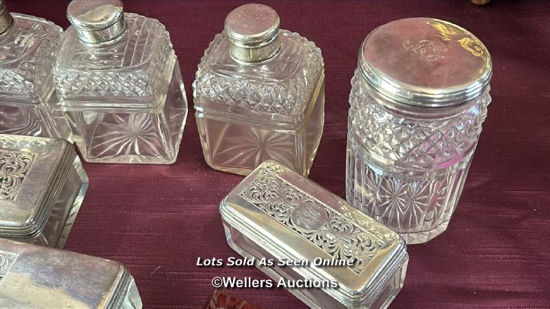 EARLY 19TH CENTURY GENTLEMAN'S VANITY BOX CONTAINING STERLING SILVER AND GLASS CONTAINERS, WITHOUT - Image 6 of 12