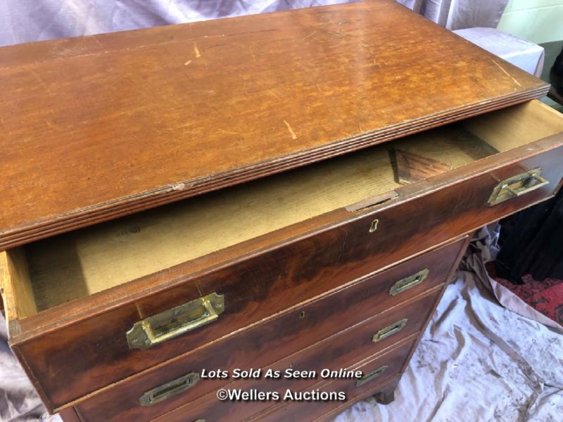 19TH CENTURY FLAMED MAHOGANY CAMPAIGN CHEST WITH FIVE DRAWERS, ON SPLAYED FEET, 87 X 43.5 X 117CM - Image 5 of 6