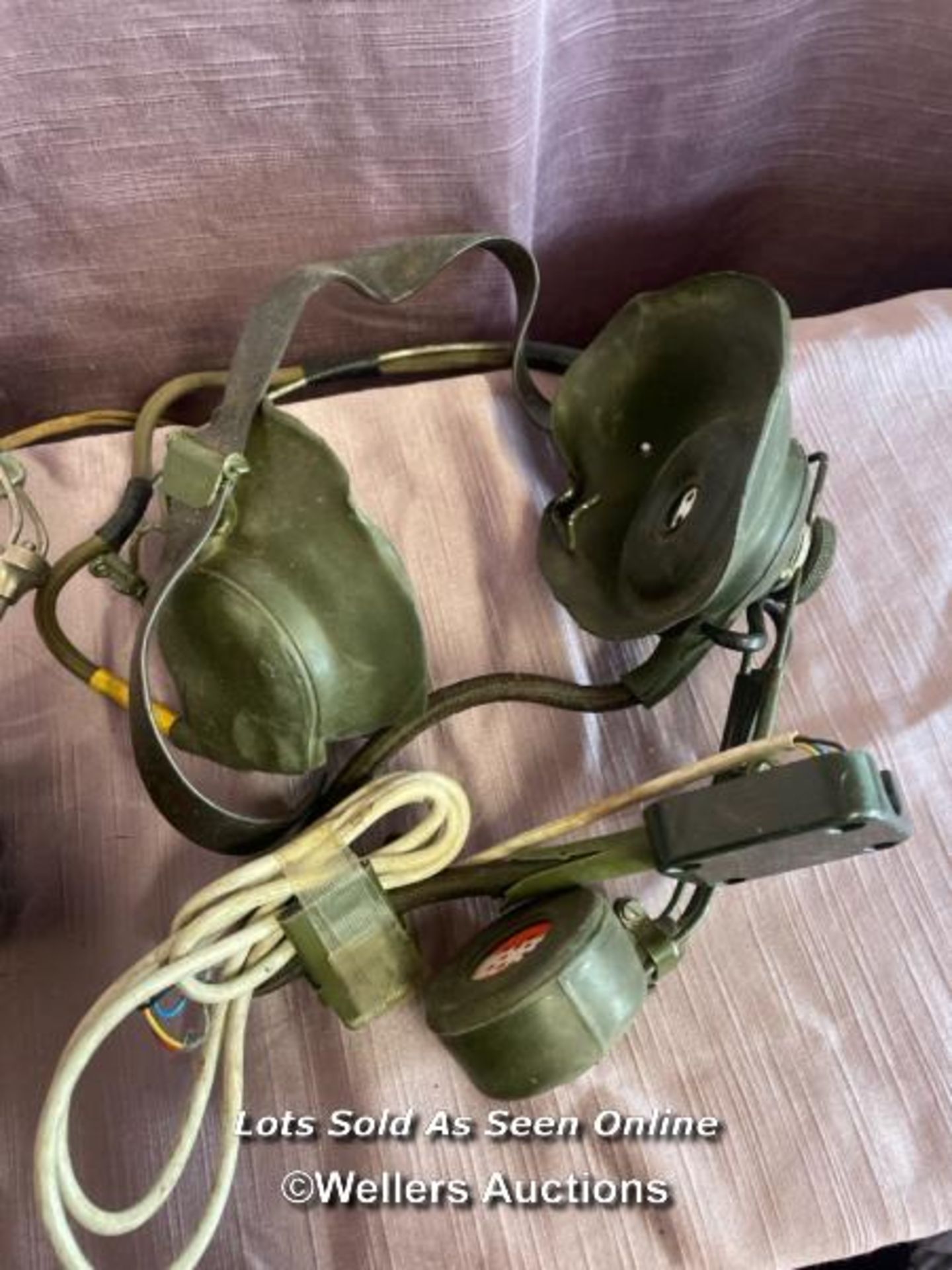 DEMAND OXYGEN MASK TYPE A-14 MEDIUM, EAR DEFENDERS WITH MIC, BAKELITE HEADPHONES - Image 3 of 4