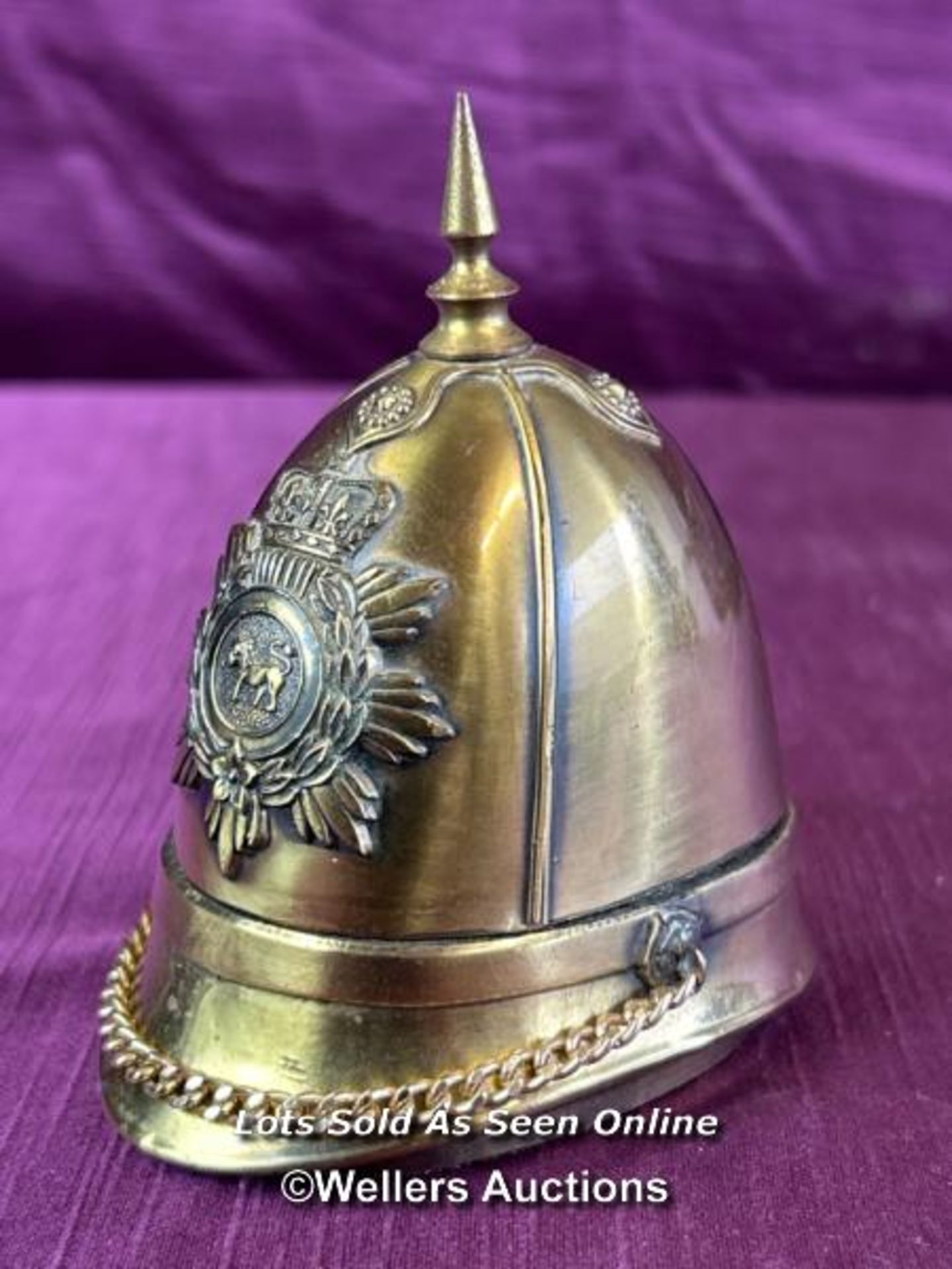 BRASS TABLE LIGHTER IN THE FORM OF A HOME SERVICE HELMET, HEIGHT 11CM