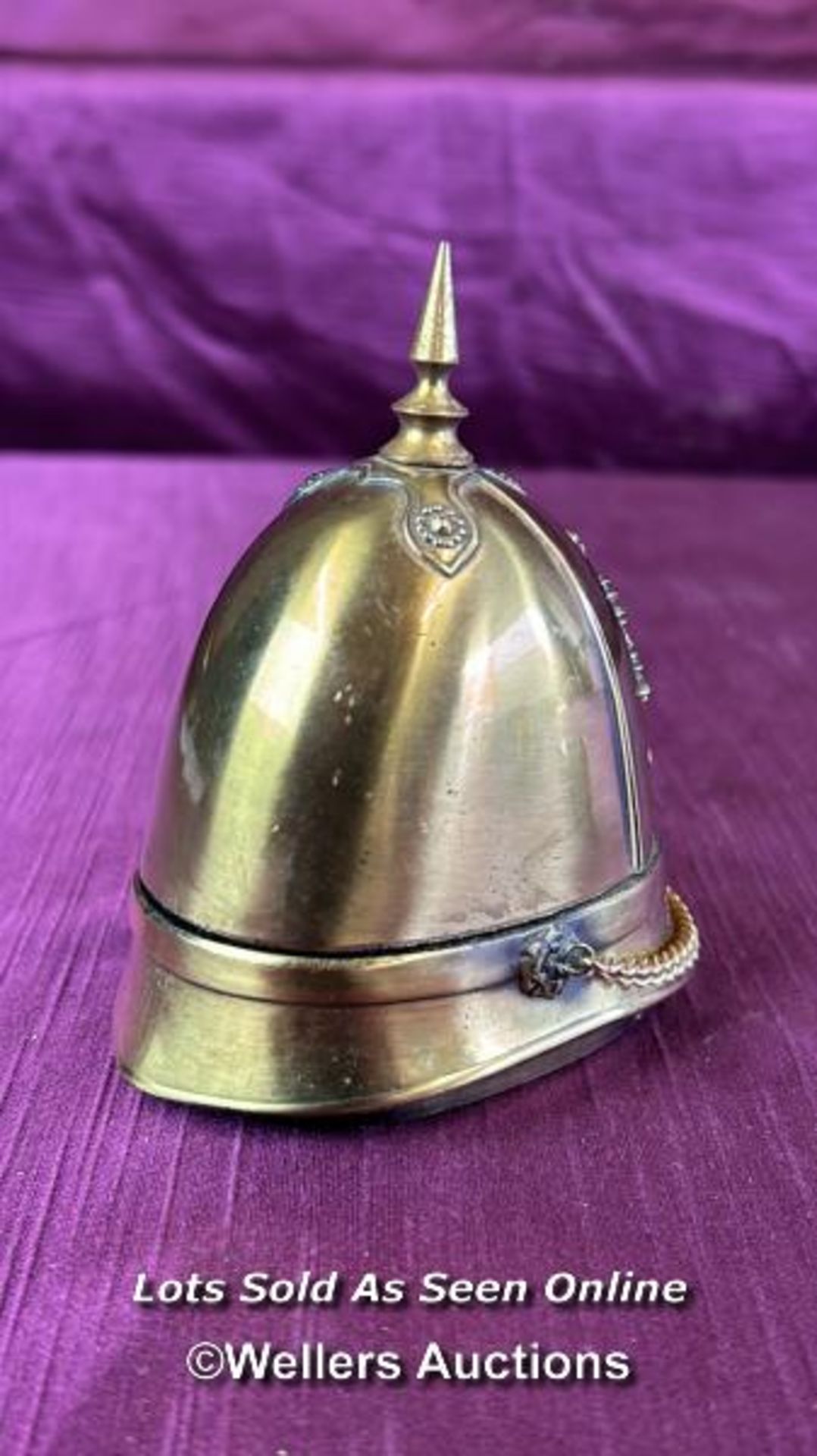 BRASS TABLE LIGHTER IN THE FORM OF A HOME SERVICE HELMET, HEIGHT 11CM - Bild 2 aus 3