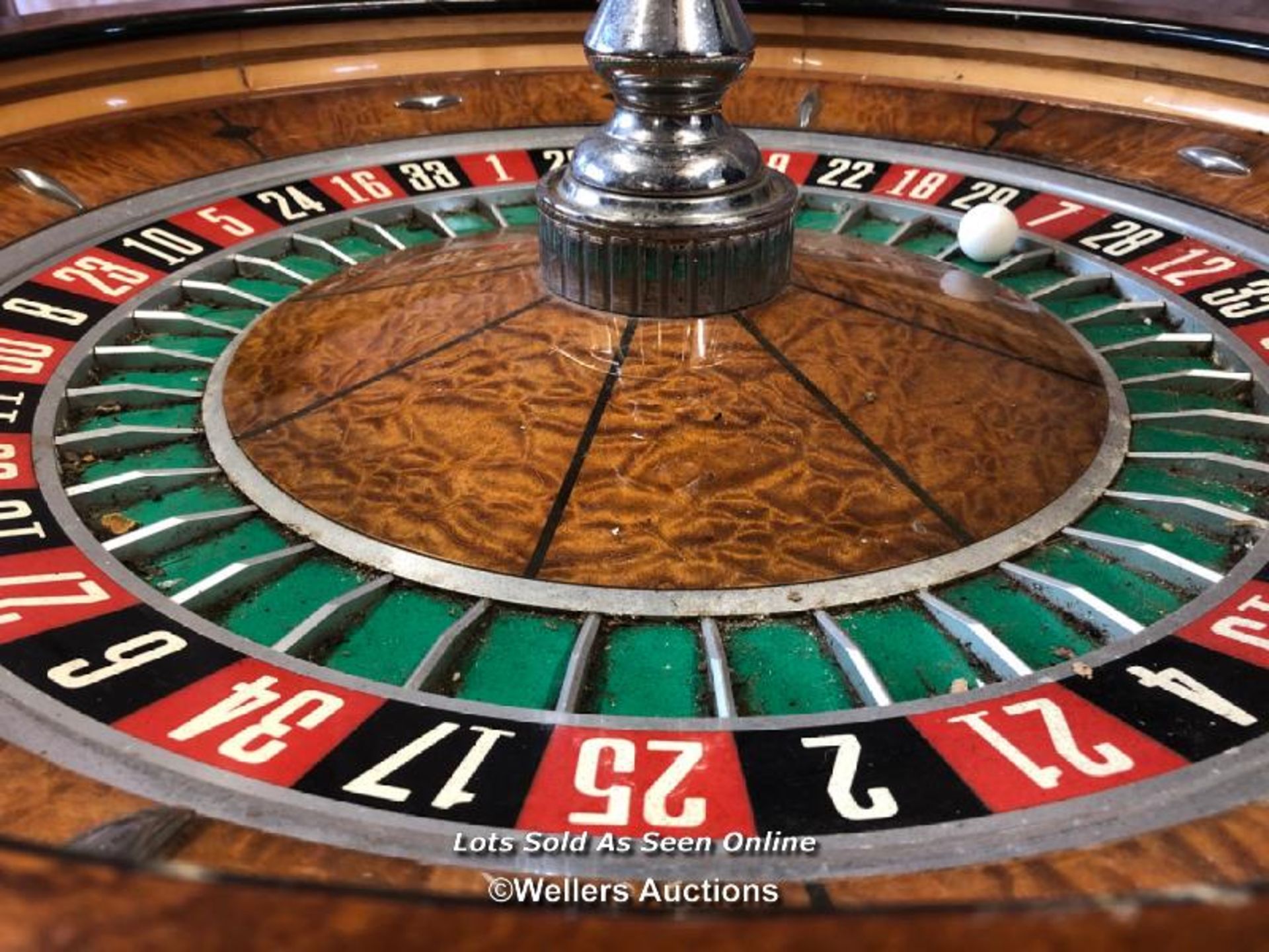 20TH CENTURY LARGE WALNUT ROULETTE TABLE, DIAMETER 80CM - Image 2 of 5