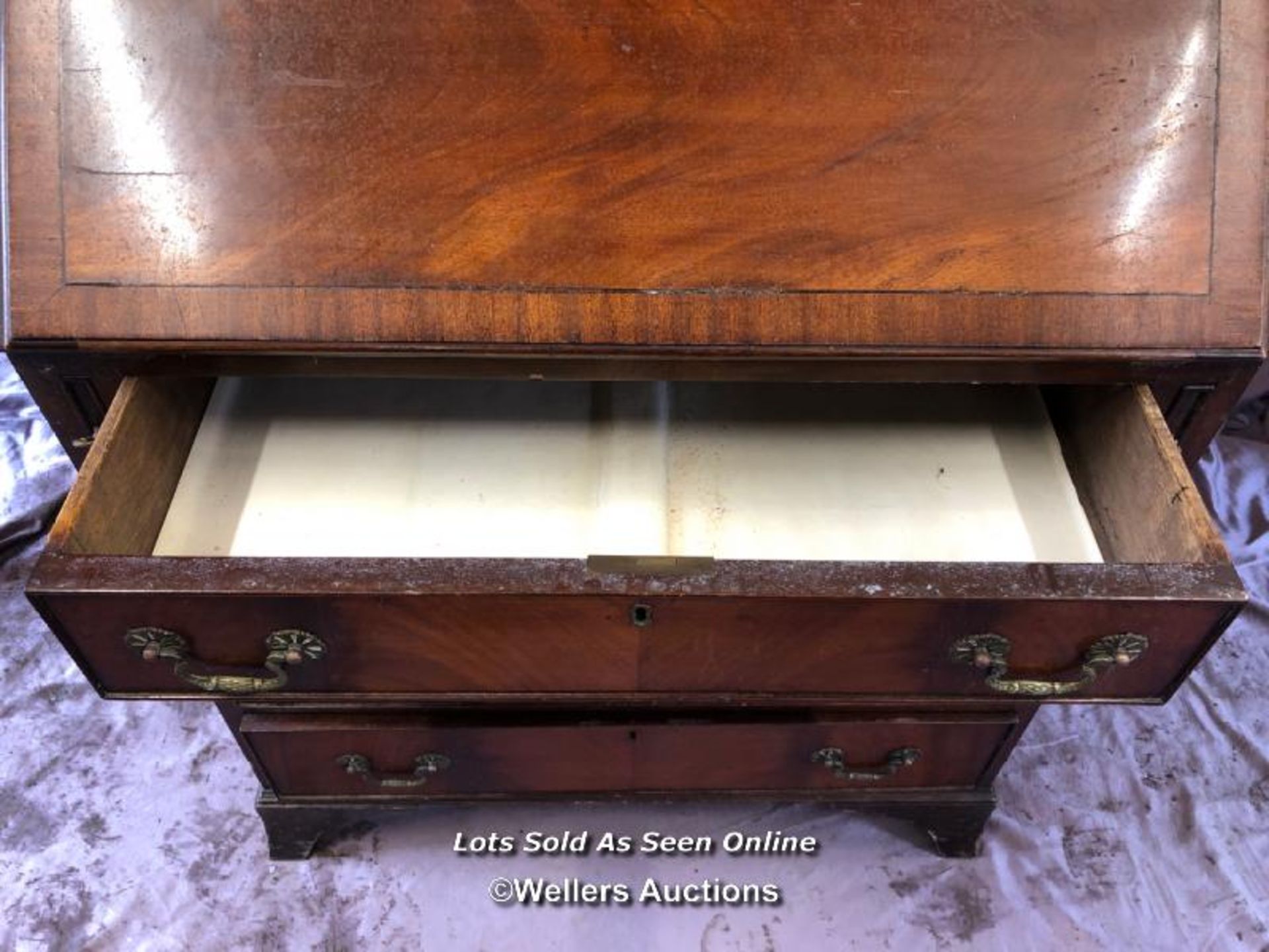 19TH CENTURY FLAMED MAHOGANY BUREAU WITH FOUR DRAWERS ON SPLAYED FEET, 76 X 47 X 100CM - Bild 4 aus 5