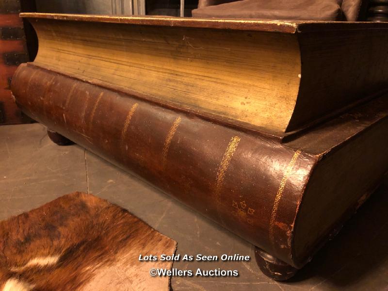 COFFEE TABLE IN THE FORM OF TWO GIANT STACKED VOLUMES, TWO DRAWERS IN THE TOP VOLUME, 102.5 X 67 X - Image 3 of 5