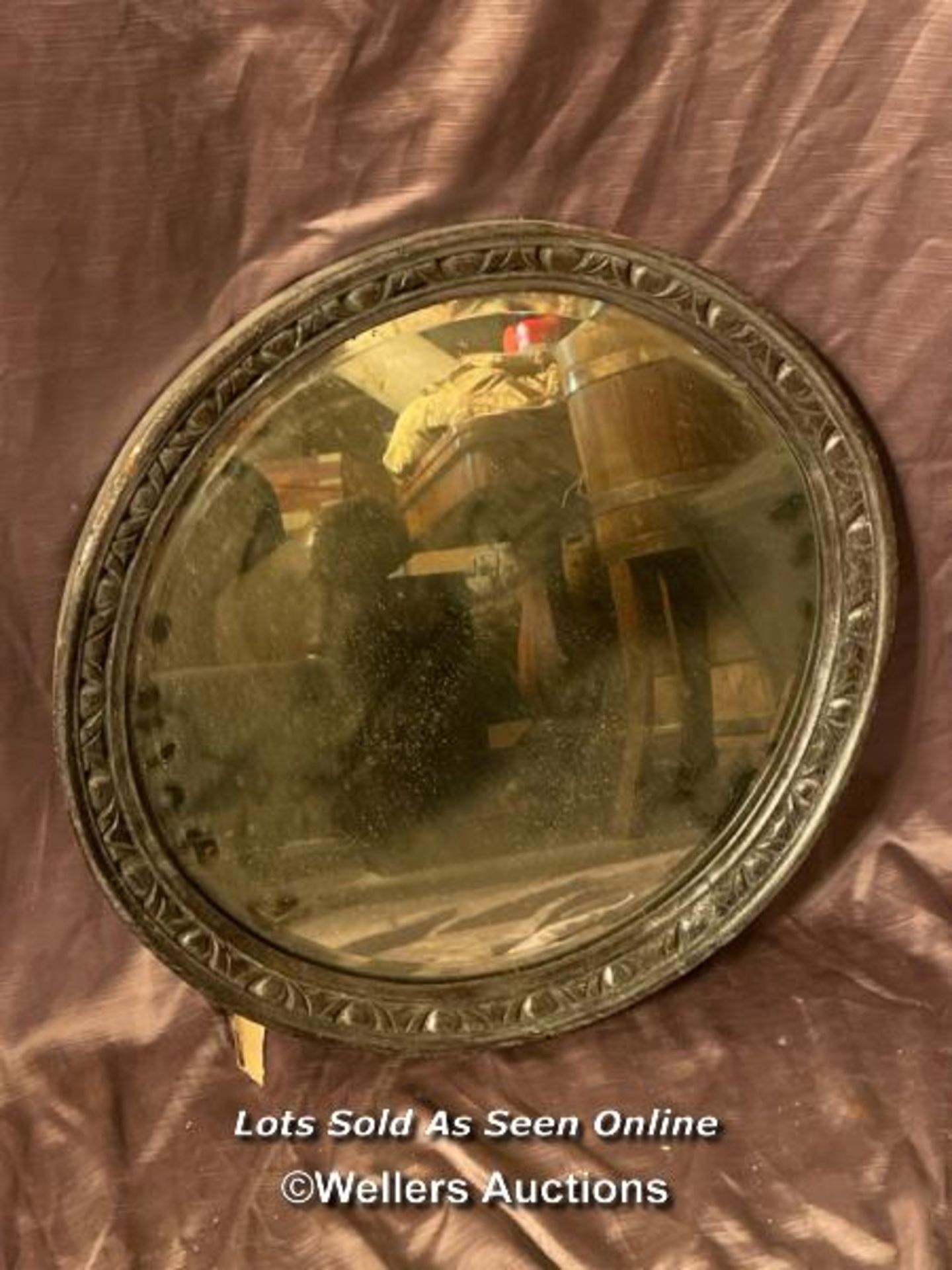 19TH CENTURY CIRCULAR WALL MIRROR WITH SILVERED FRAME, DIAMETER 52.5CM