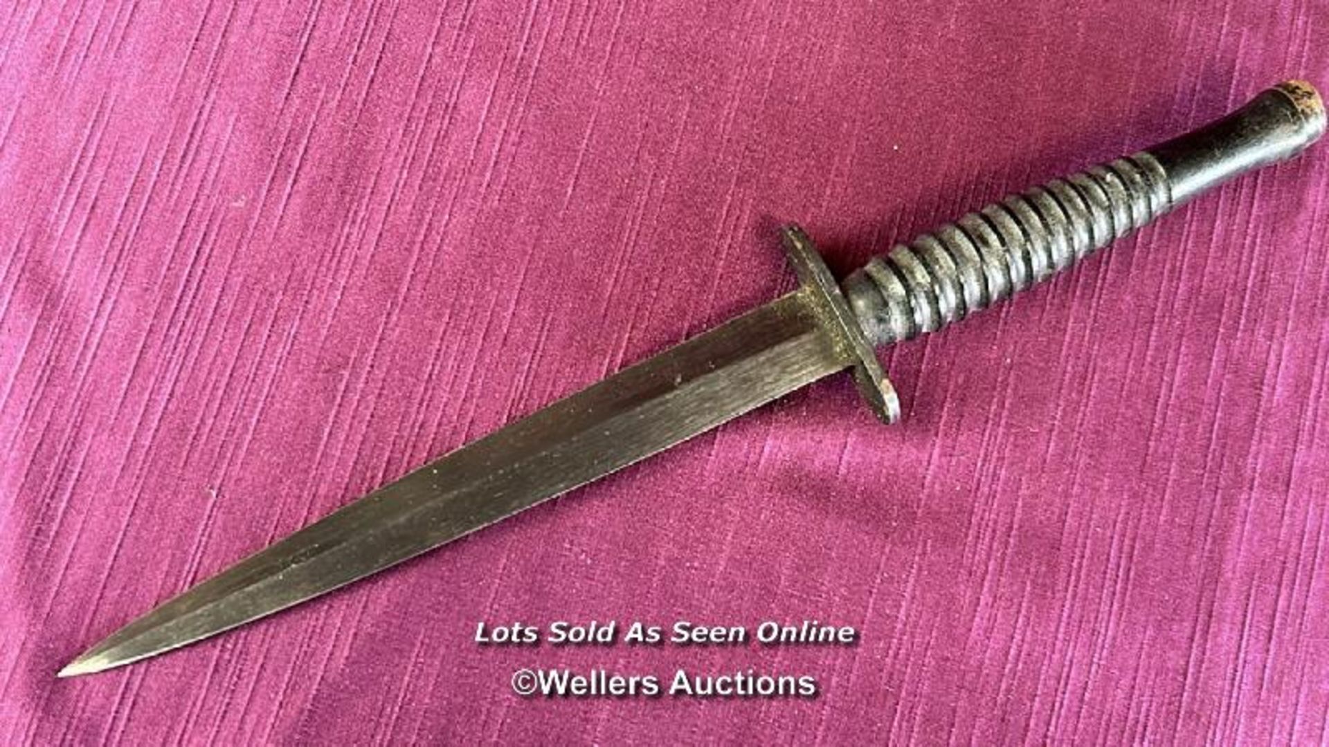 WORLD WAR TWO STYLE FAIRBAIRN-SYKES FIGHTING KNIFE WITH LEATHER SCABBARD, LENGTH 29CM - Image 4 of 6