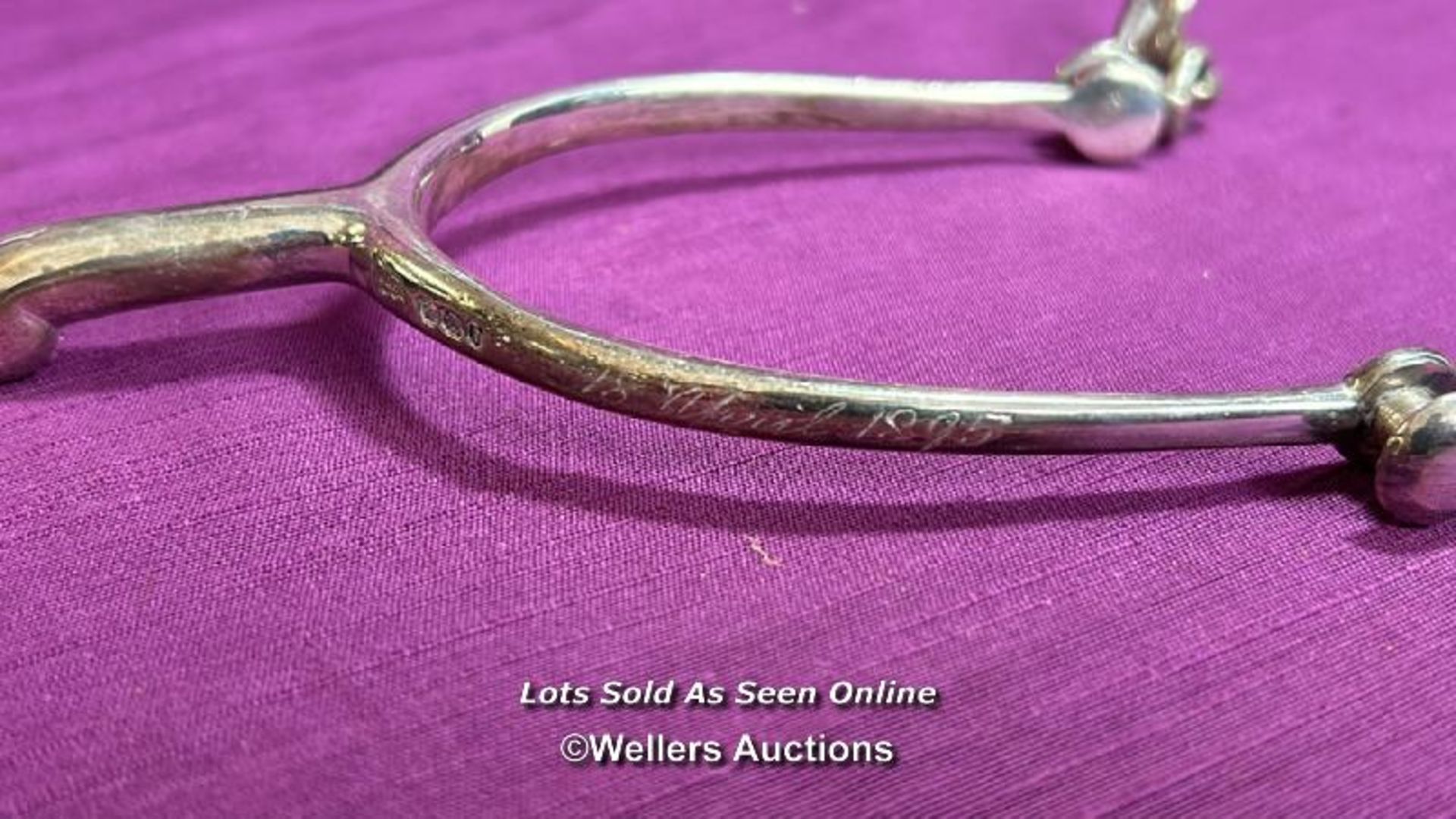 HALLMARKED SILVER SPUR AND BUCKLE, DATED 1895, WITH INSCRIPTION, LENGTH 14CM, WEIGHT 94GMS - Bild 4 aus 6