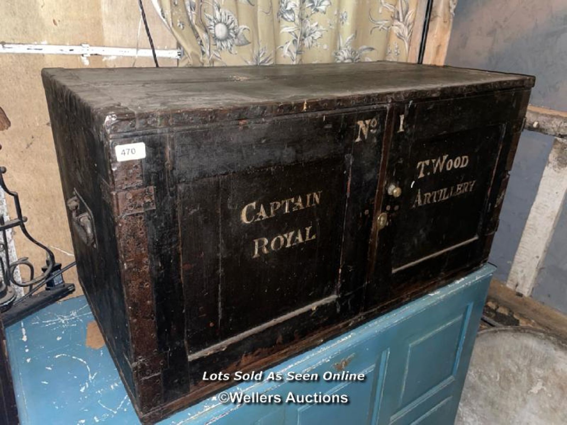 19TH CENTURY CARRYING CASE FOR CAMPAIGN CHESTS, CAPTAIN ROYAL T.WOOD ROYAL ARTILLERY, 105 X 52 X