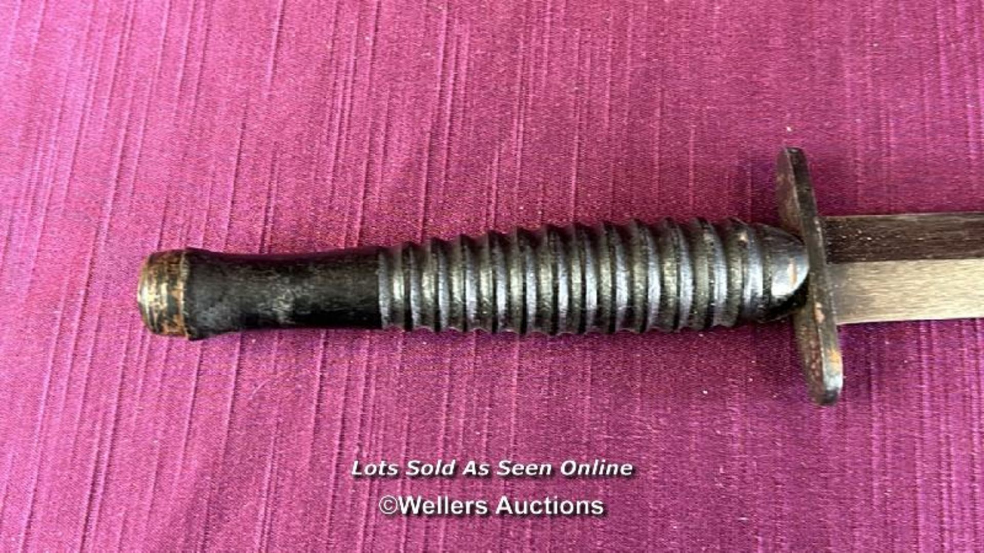 WORLD WAR TWO STYLE FAIRBAIRN-SYKES FIGHTING KNIFE WITH LEATHER SCABBARD, LENGTH 29CM - Image 2 of 6