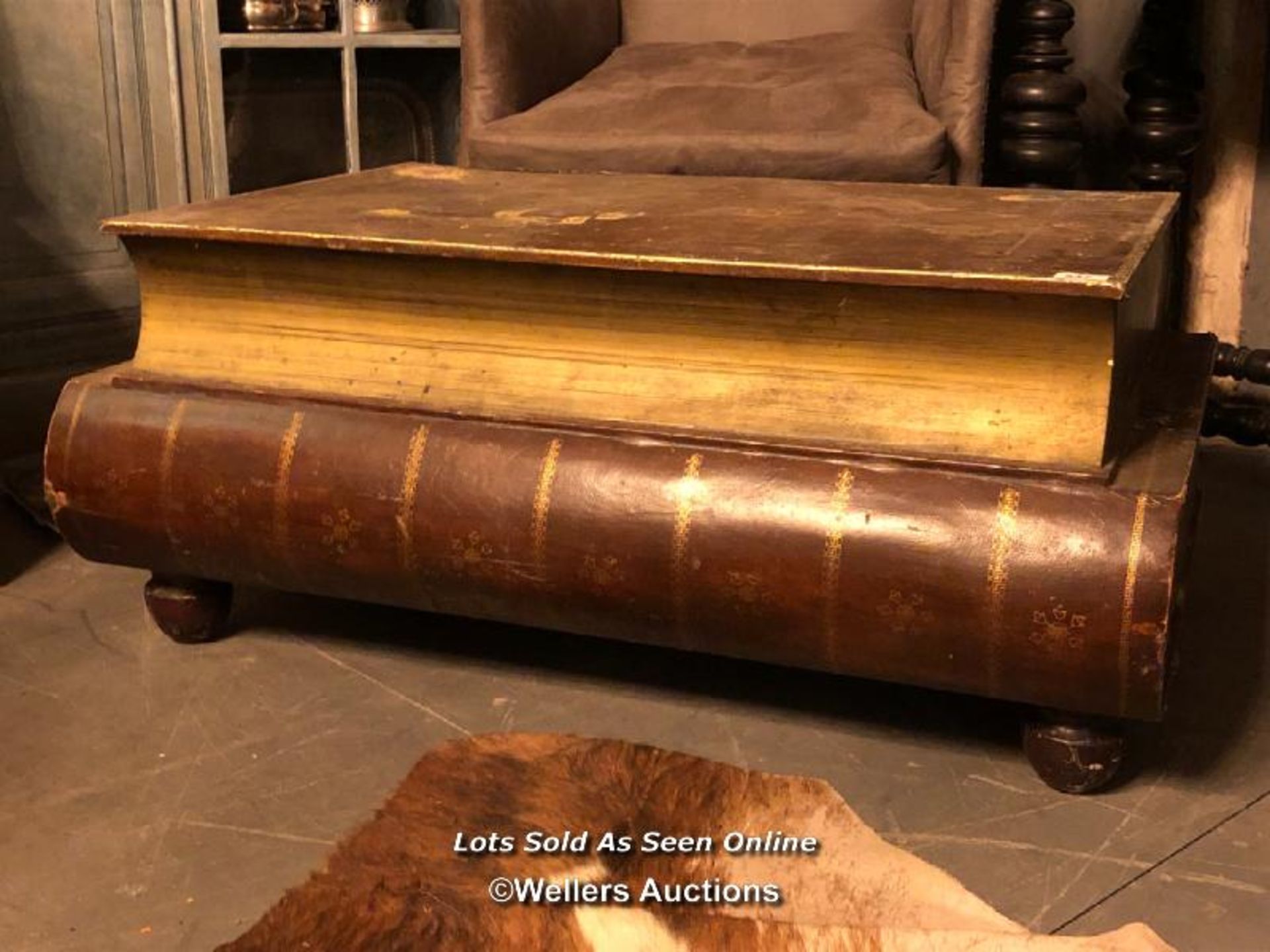 COFFEE TABLE IN THE FORM OF TWO GIANT STACKED VOLUMES, TWO DRAWERS IN THE TOP VOLUME, 102.5 X 67 X