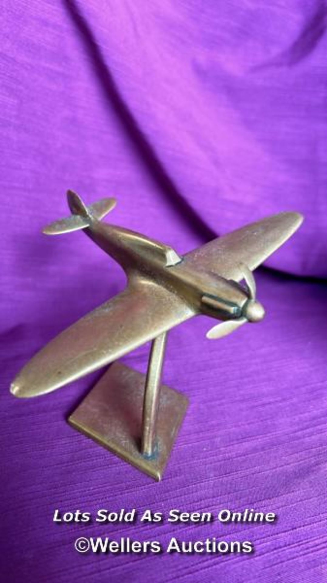SMALL BRASS MODEL SPITFIRE TOGETHER WITH A SMALL GLOBE DAY CALENDAR - Image 4 of 5