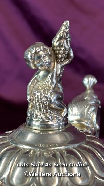 AN ITALIAN ORNATE SILVER PLATED AND CUT GLASS CLARET JUG, MADE BY TOP?ZIO CASOUINNA, HEIGHT 34CM - Bild 7 aus 7