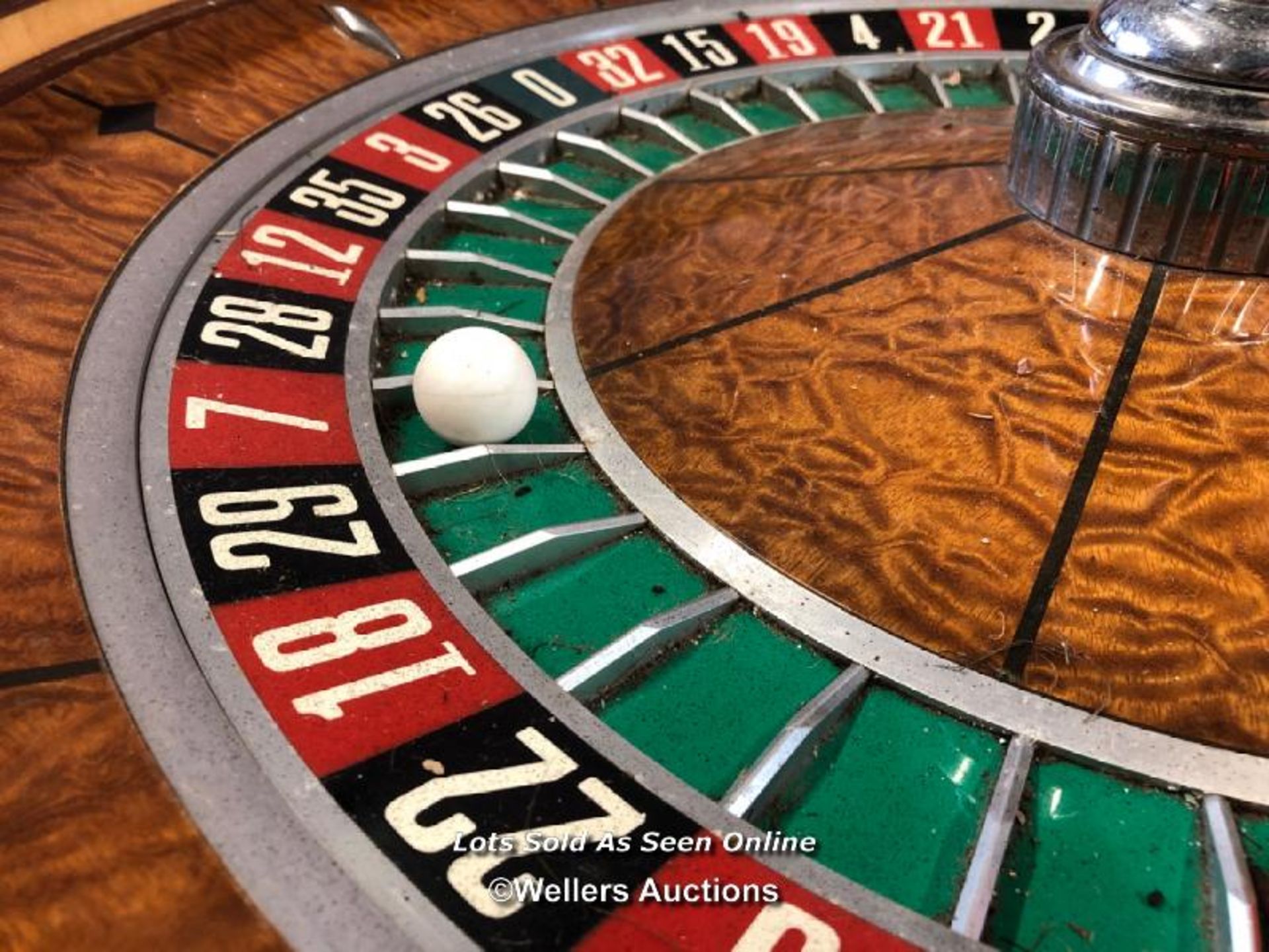 20TH CENTURY LARGE WALNUT ROULETTE TABLE, DIAMETER 80CM - Image 4 of 5