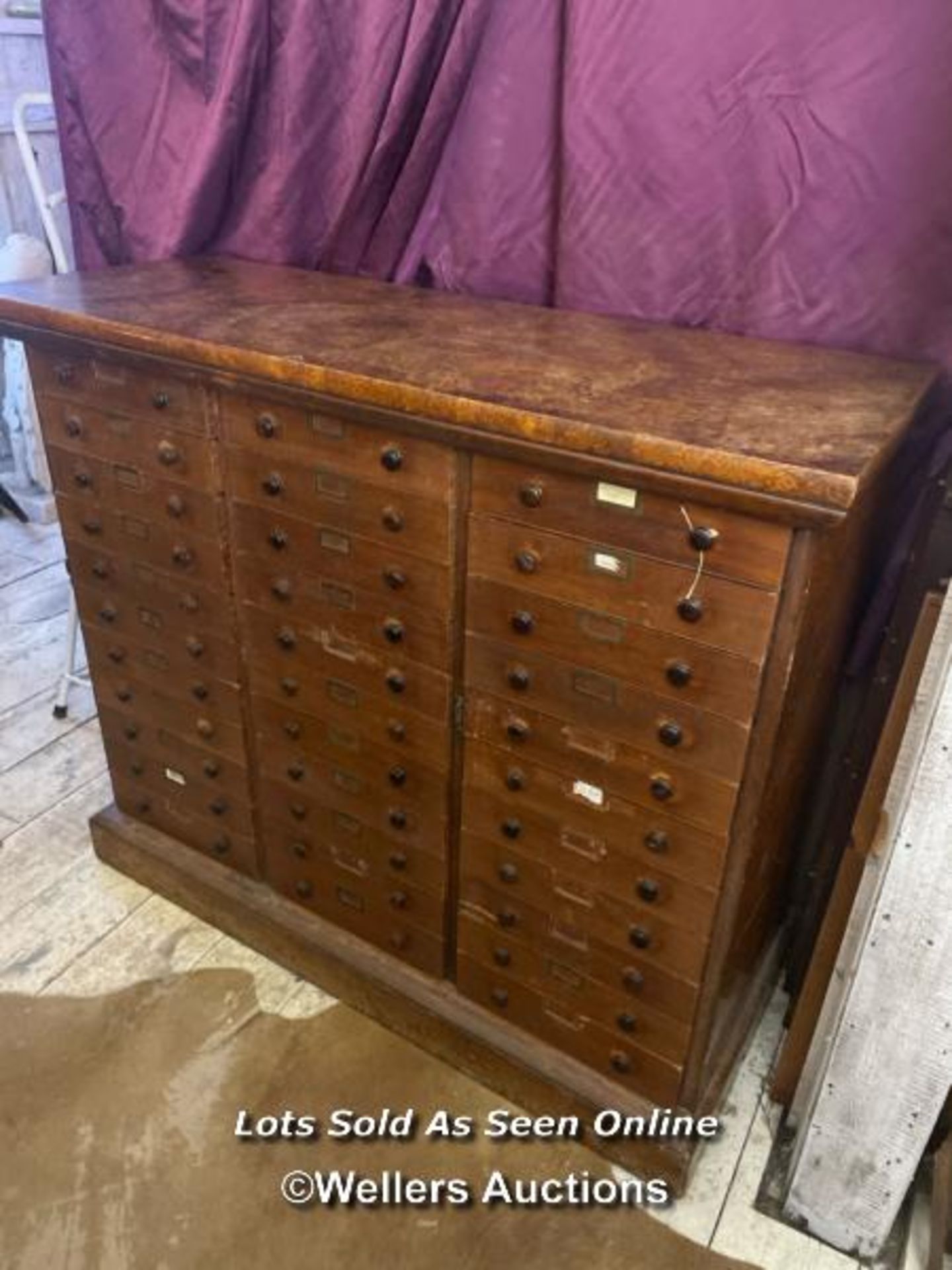 19TH CENTURY FLIGHT OF 33 DRAWERS, WALNUT VENEERS AND MAHOGANY LINED, 149 X 57 X 130CM - Bild 5 aus 5