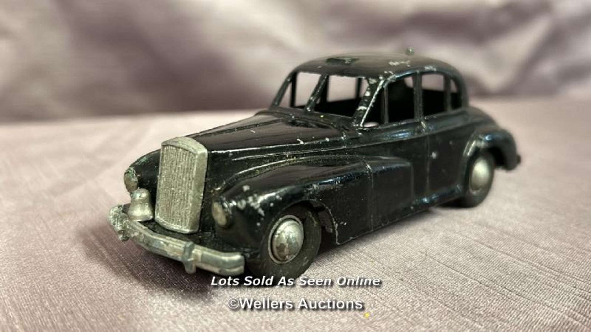 THREE DIE CAST CARS INCLUDING DINKY FORD ZEPHYR NO. 162, DINKY AUSTIN TAXI AND WOLSELEY 60-80 - Image 5 of 7