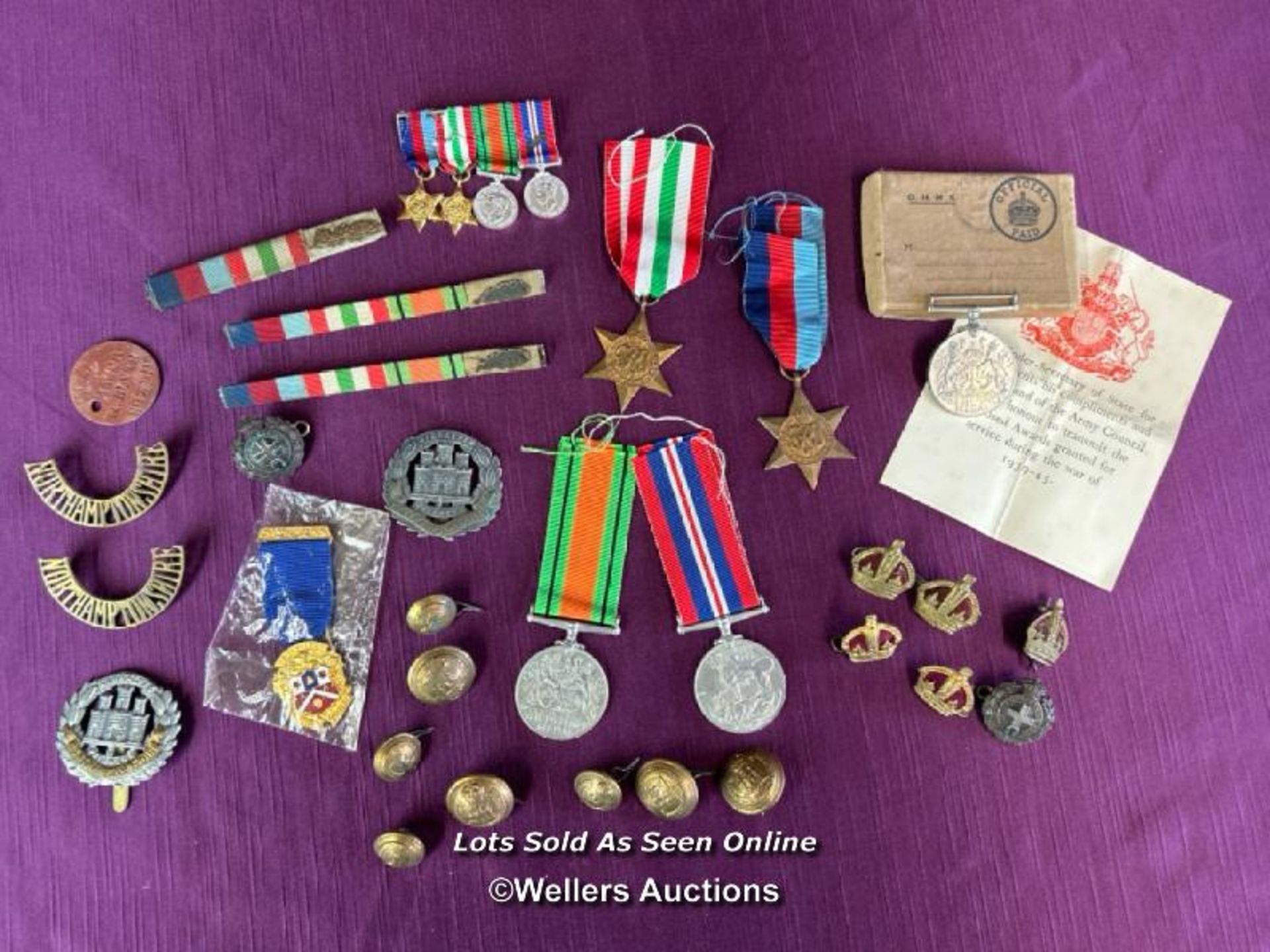 ASSORTED MILITARIA INCLUDING MEDALS, BUTTONS AND BADGES