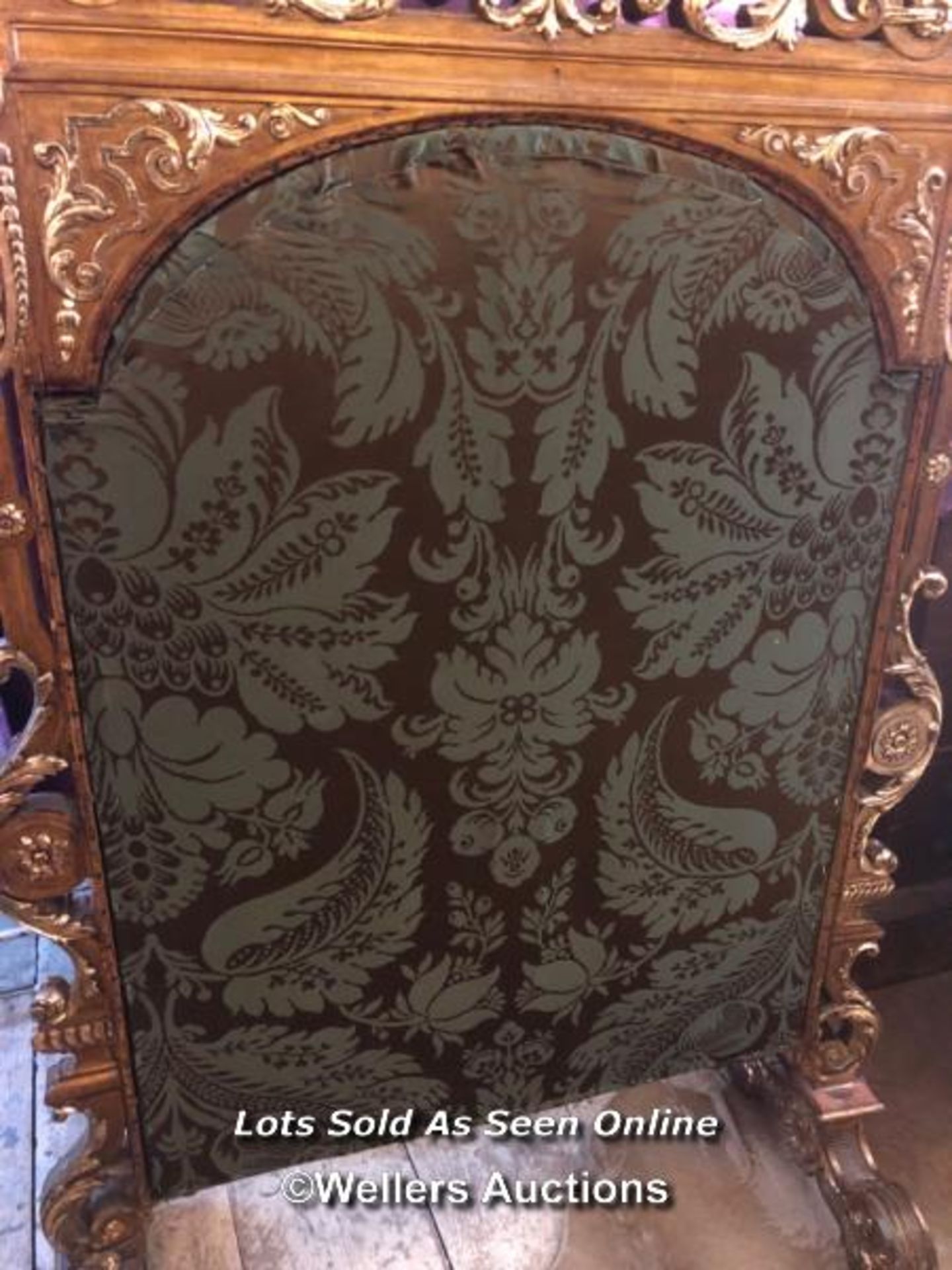 LARGE AND IMPRESSIVE FIRE SCREEN, ITALIAN ORIGIN, WITH EXTENSIVE CARVING AND GILDING, 88 X 40 X - Bild 2 aus 9