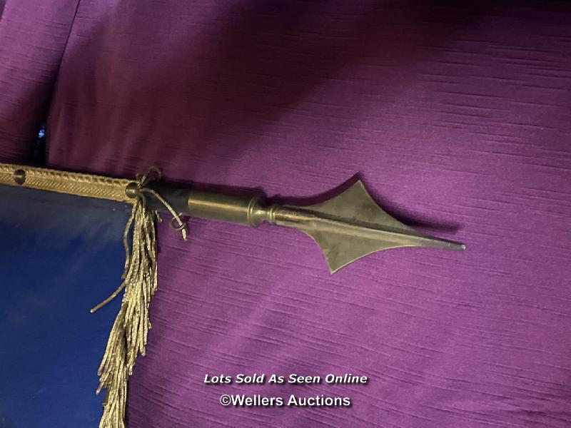 EARLY 20TH CENTURY COMMEMORATIVE FRENCH FLAG, VIROFLAY U.N.C. SECTION DES JEUNES, POLE HEIGHT 108CM, - Image 3 of 4