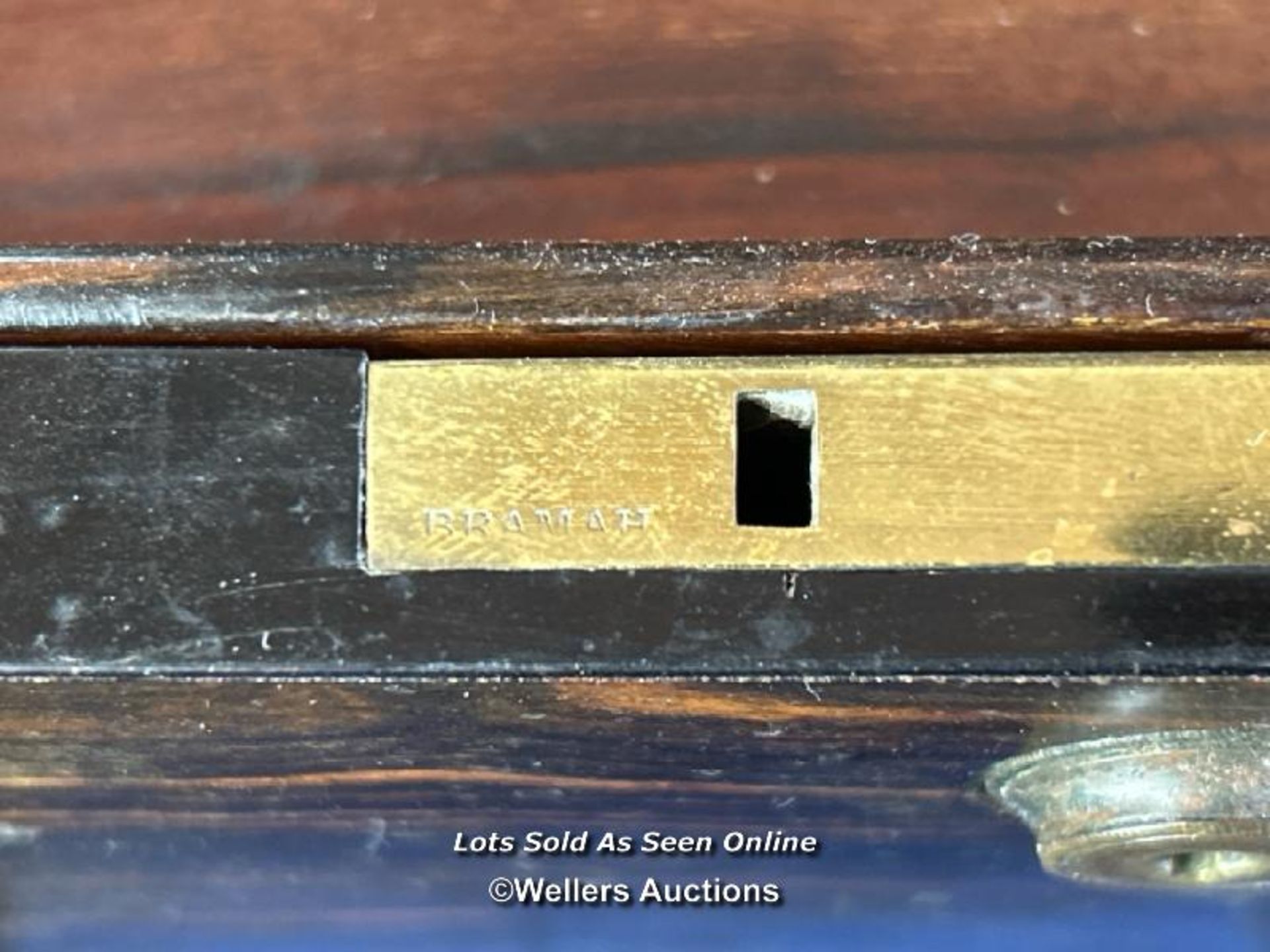 EARLY 19TH CENTURY GENTLEMAN'S VANITY BOX CONTAINING STERLING SILVER AND GLASS CONTAINERS WITH - Image 5 of 14