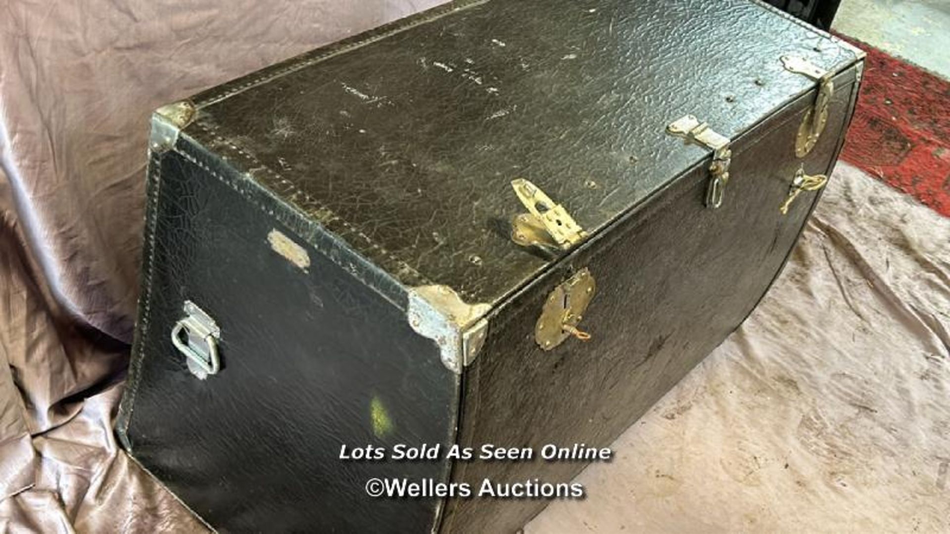 CIRCA 1910 CLASSIC CAR TRUNK COMPLETE WITH KEY, 104 X 46 X 60CM - Image 4 of 6