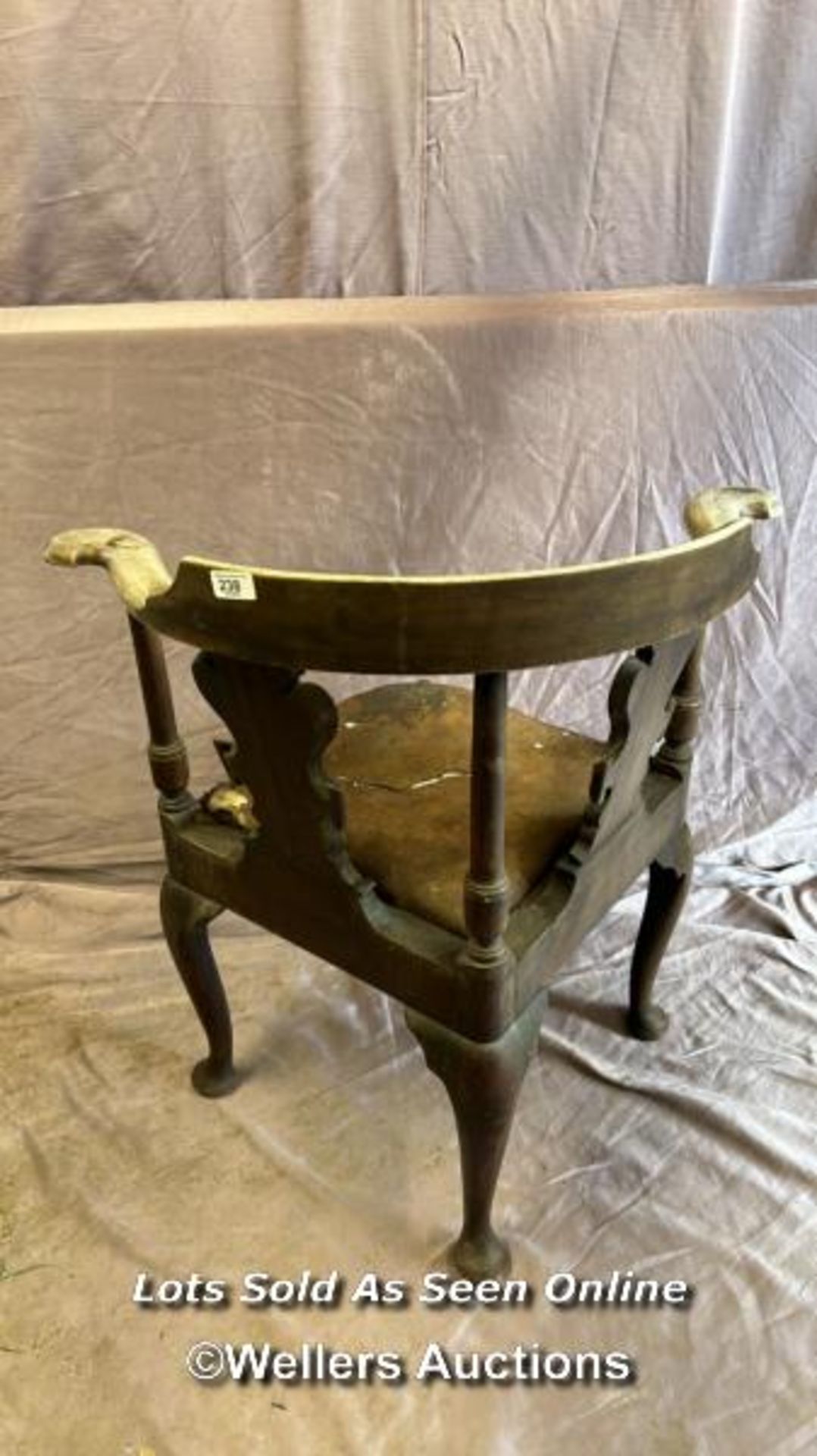 18TH CENTURY CORNER CHAIR, WITH SHELL MOTIF ON CABRIOLE LEGS, ORIGINAL LEATHER PADDED SEAT (IN - Bild 5 aus 5
