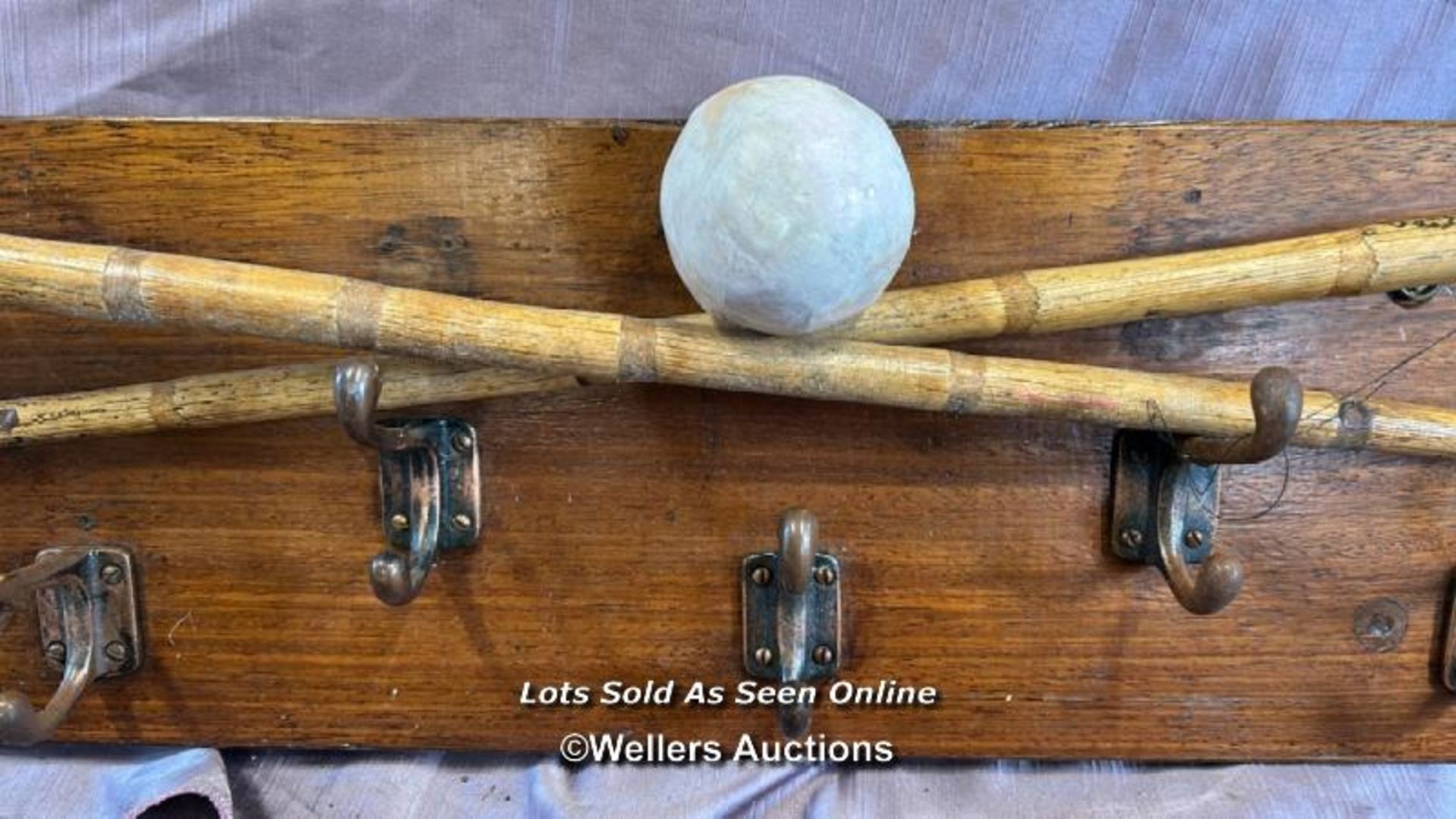 WALL MOUNTED COAT HANGER PLAQUE WITH TWO HORSE POLO STICKS AND BALL, 166.5 X 22CM - Image 3 of 4