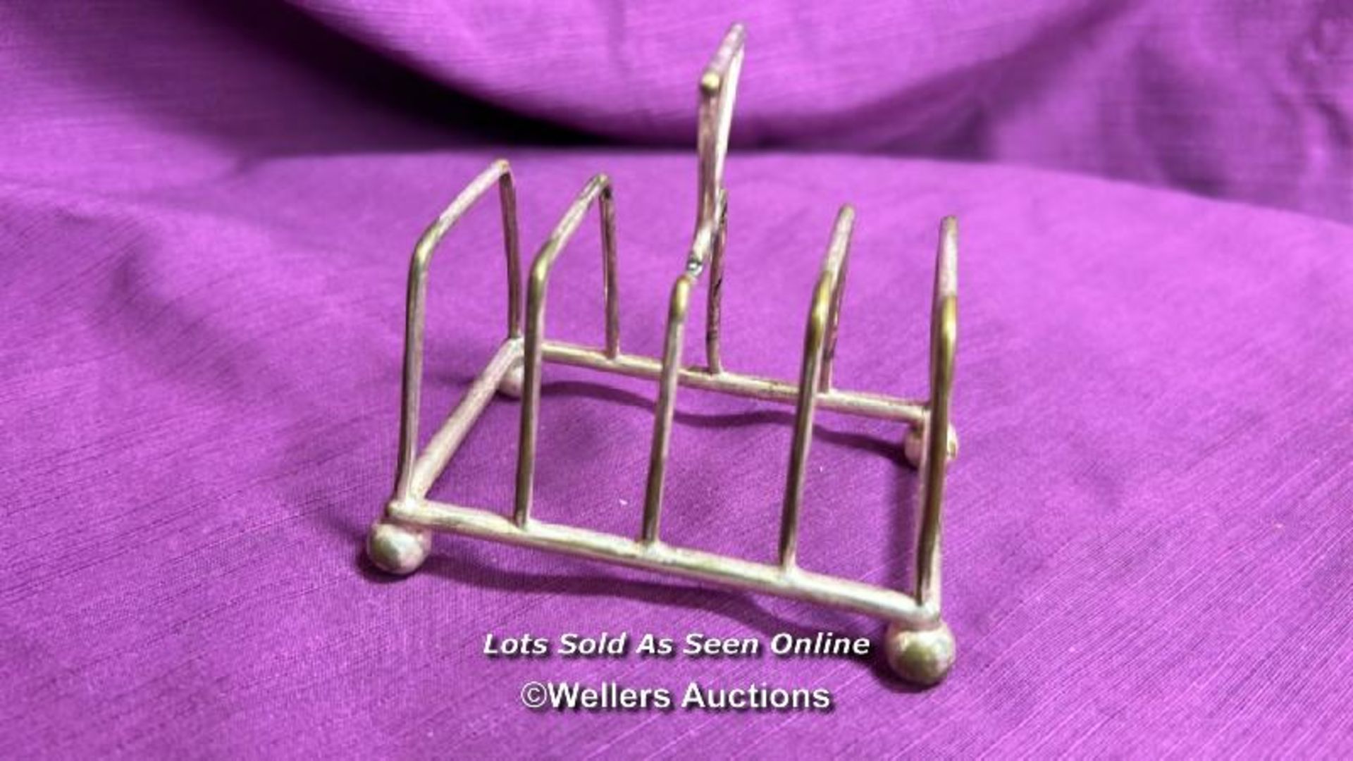 SMALL HALLMARKED SILVER TOAST RACK BY J B C AND SONS, HEIGHT 77CM, WEIGHT 77GMS, TOGETHER WITH - Bild 6 aus 6