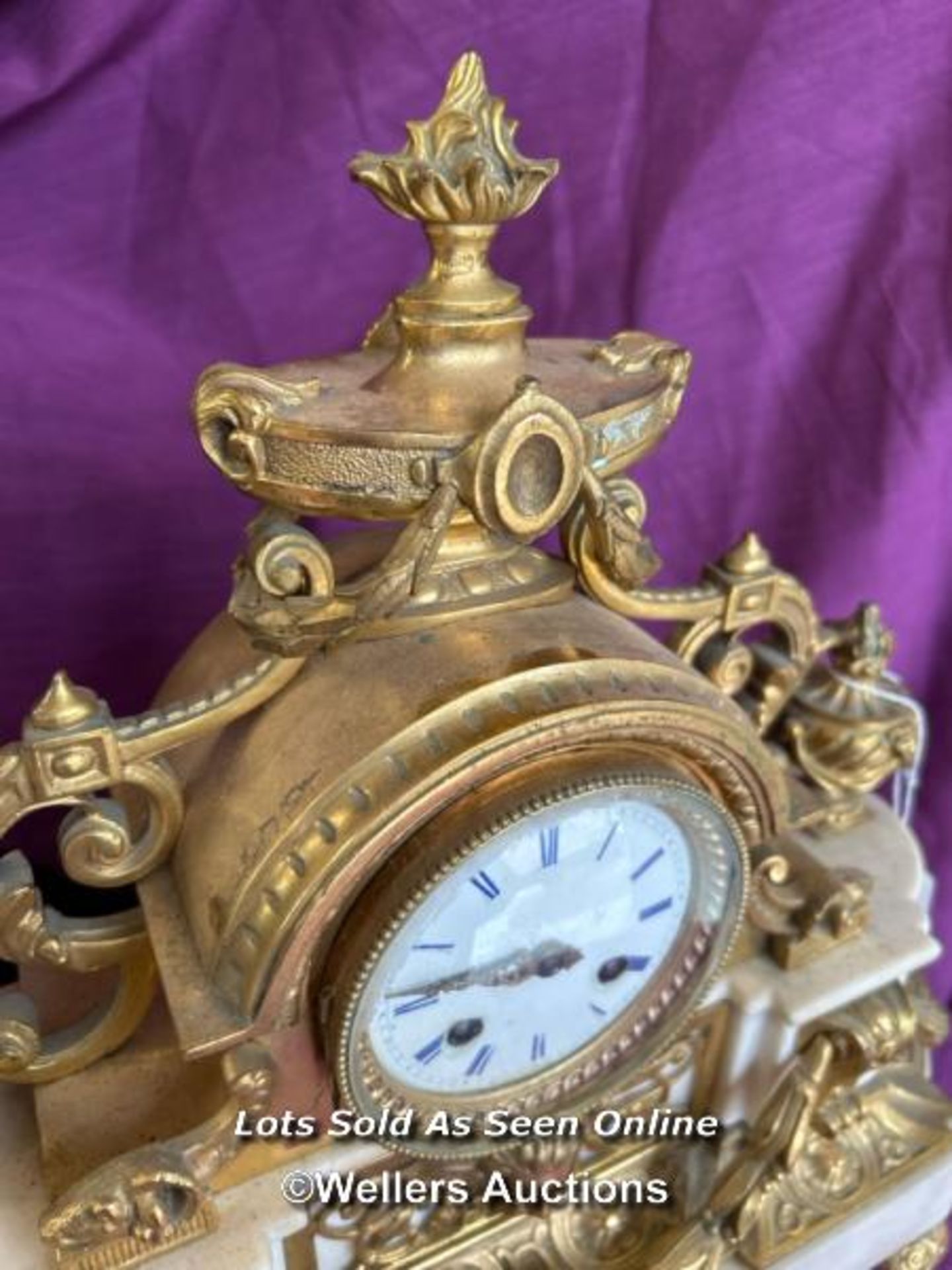 FRENCH ORMOLU AND MARBLE MANTLE CLOCK WITH KEY, 34 X 14 X 35CM - Image 2 of 8