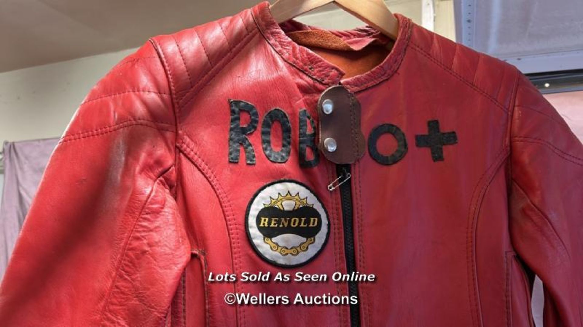 BIKERS ALL-IN-ONE RED LEATHERS WITH A REYNOLD BADGE - Image 2 of 3