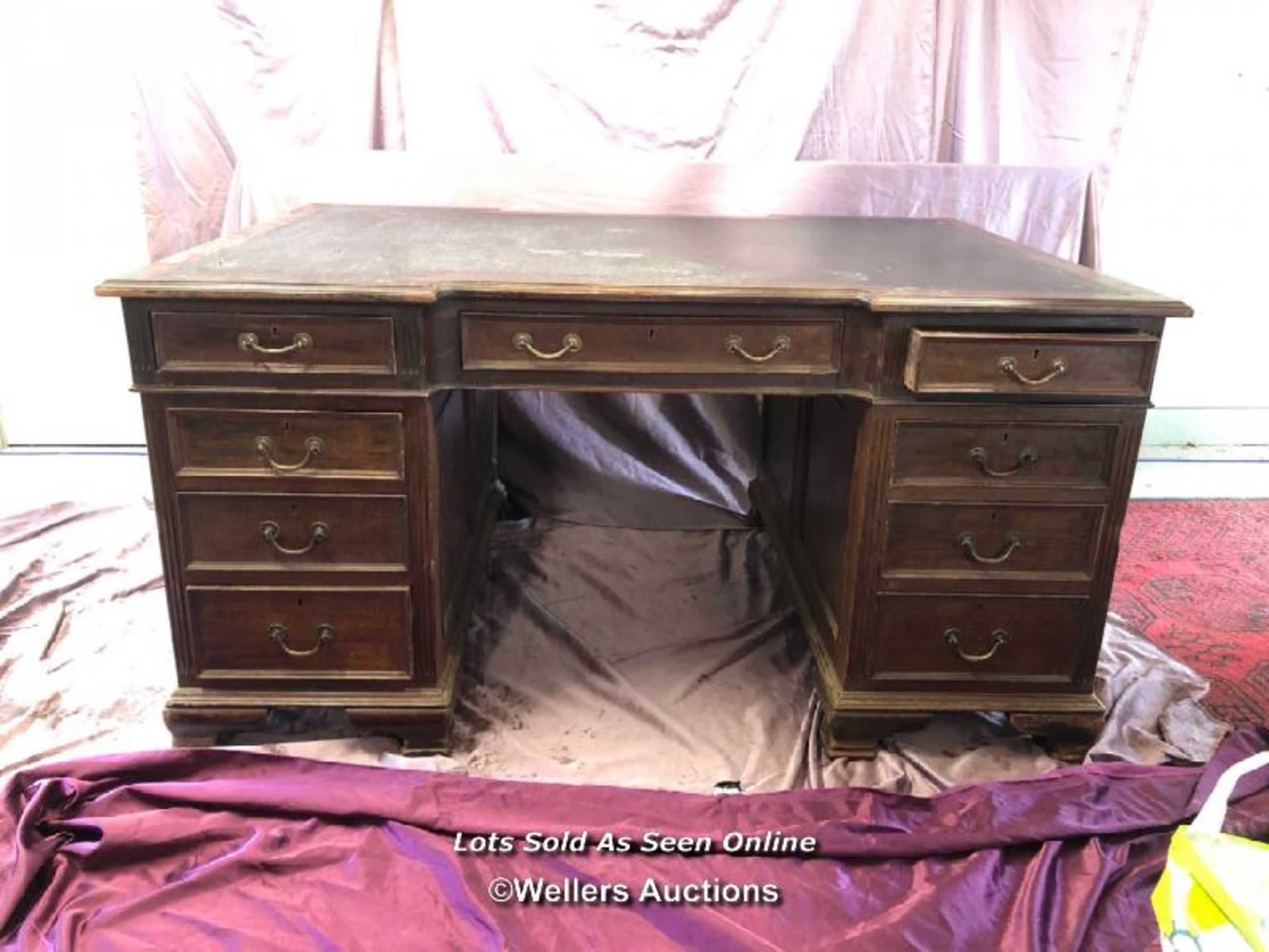 LARGE EDWARDIAN MAHOGANY PARTNERS DESK WITH LEATHER INLAID, COMPLETE WITH NINE DRAWERS TO ONE SIDE - Bild 4 aus 7