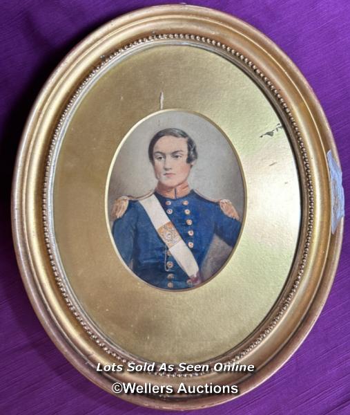 SMALL GILT FRAMED OVAL PORTRAIT WATERCOLOUR DEPICTING A MILITARY OFFICER, UNSIGNED, 10 X 13CM