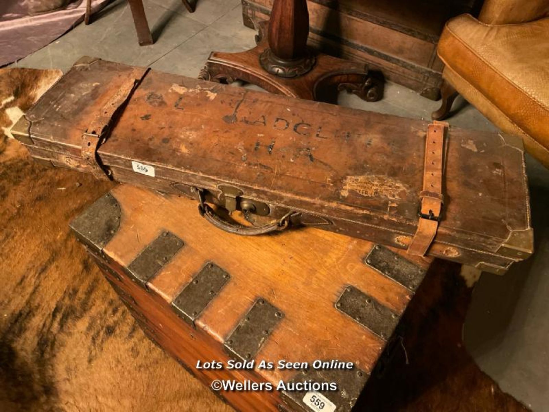 19TH CENTURY LEATHER GUN CASE WITH BRASS CORNERS, RED VELVET LINED, 83 X 23CM - Image 2 of 2