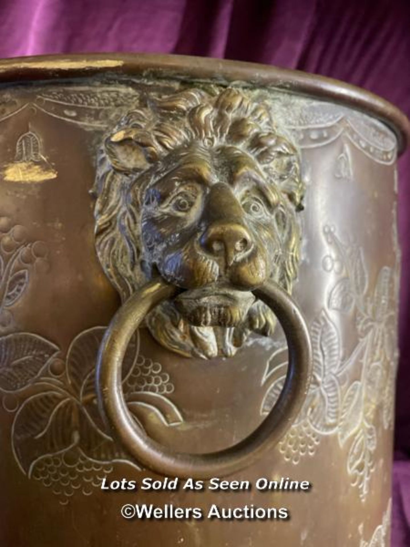 CIRCA 1780 BRASS COAL BUCKET, LIONS HEAD HANDLES AND CLAW FEET, DIAMETER 41CM X HEIGHT 45CM - Image 5 of 7