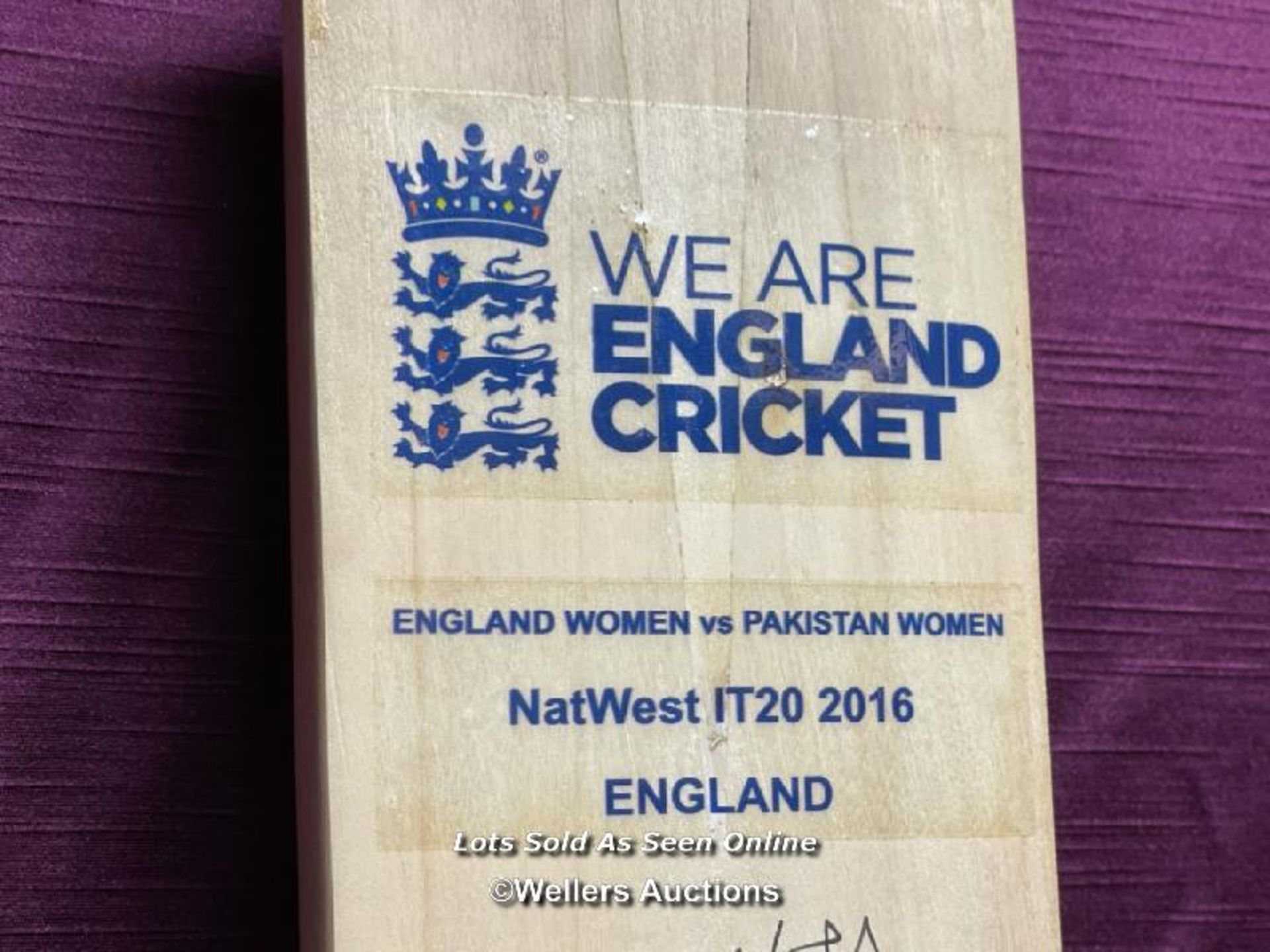 ENGLAND WOMEN SIGNED CRICKET BAT, ENGLAND WOMEN VS PAKISTAN WOMEN, NATWEST IT20 2016 - Bild 3 aus 4