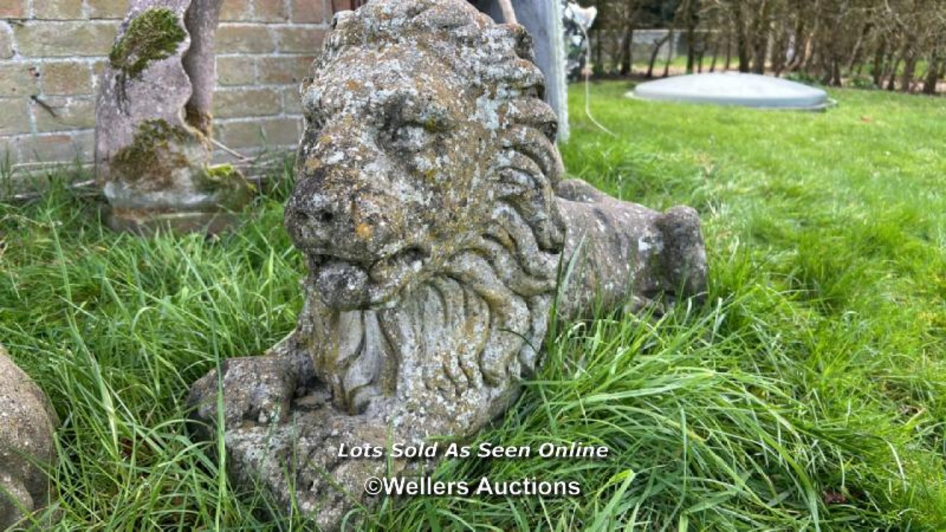 PAIR OF COMPOSITION RECUMBENT LION STATUES, WEATHERED, 70 X 30 X 50CM - Image 2 of 5