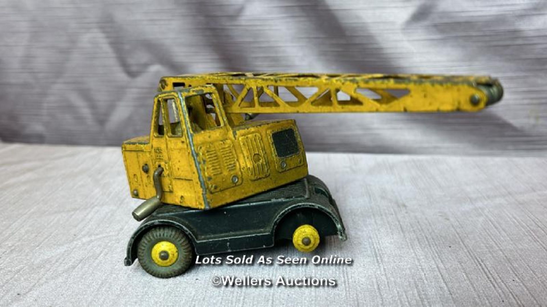 DINKY SUPERTOYS COLES MOBILE CRANE TOGETHER WITH A LESNEY CEMENT MIXER - Image 2 of 5