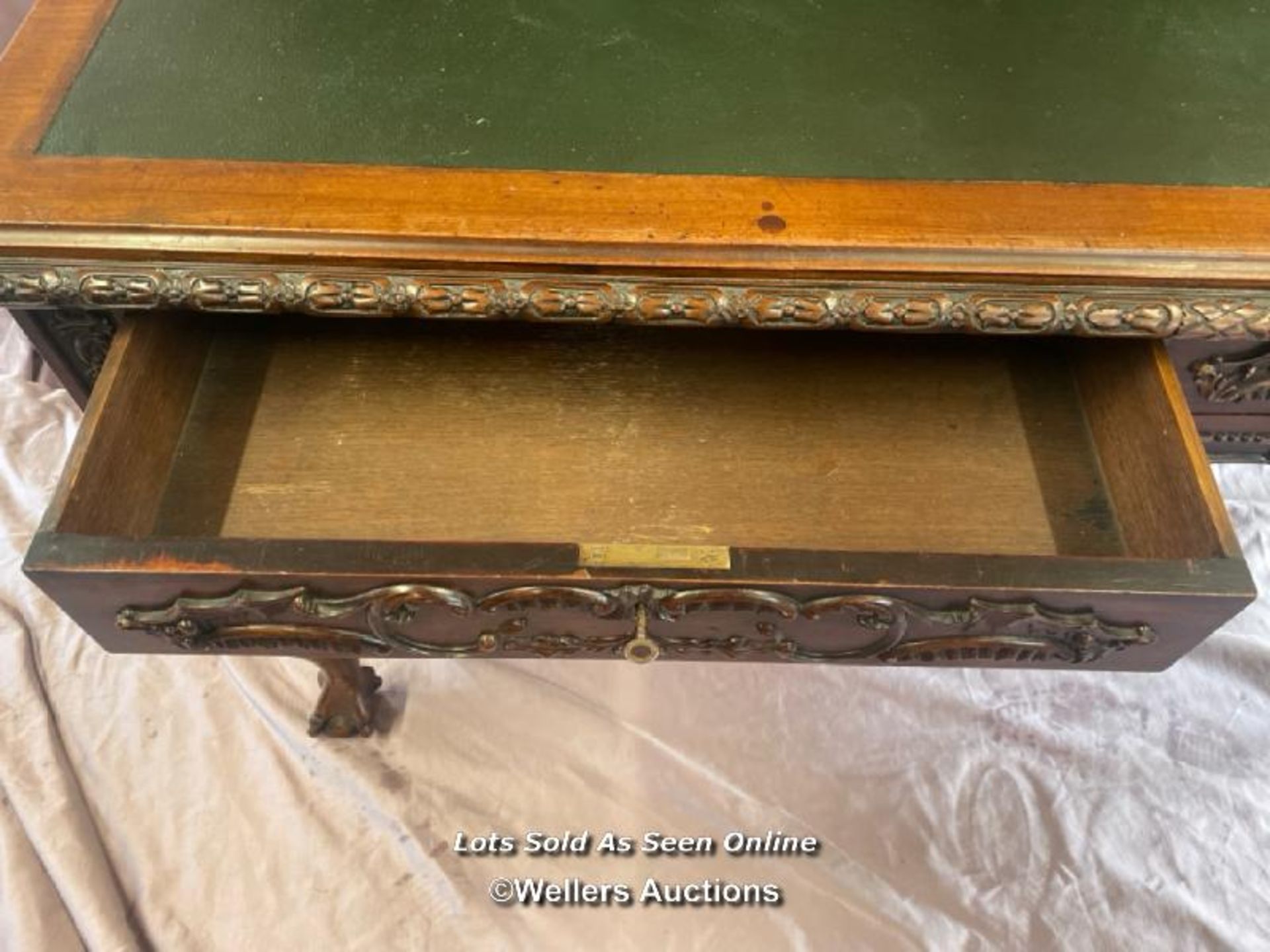 CIRCA 1900, GEOGIAN STYLE HIGHLY DECORATIVE AND CARVED MAHOGANY LINED WRITING DESK WITH LEATHER - Image 5 of 11