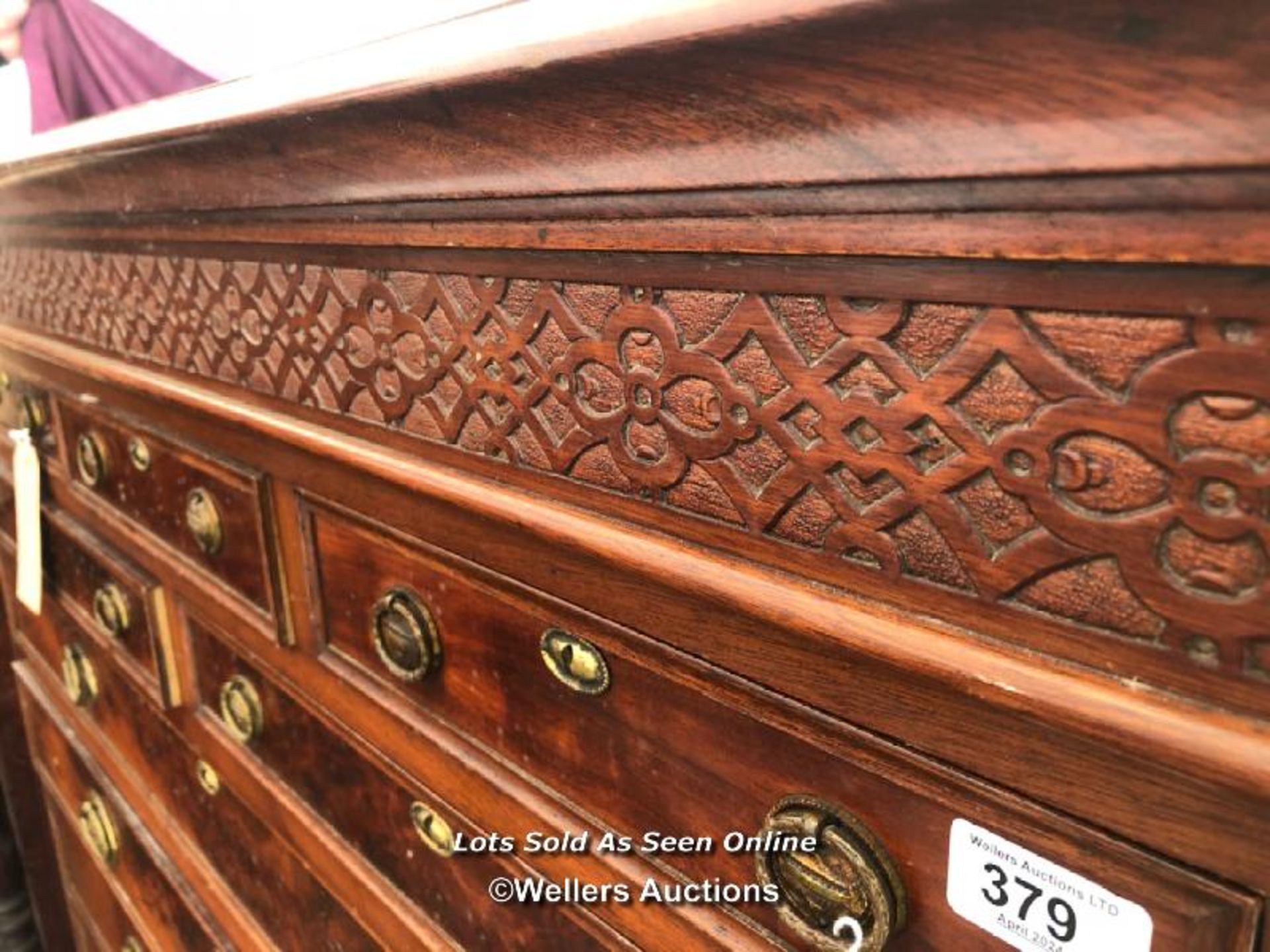 19TH CENTURY BANK OF ELEVEN GRADUATED DRAWERS IN FLAME MAHOGANY WITH ORIGINAL HANDLES AND - Bild 4 aus 6