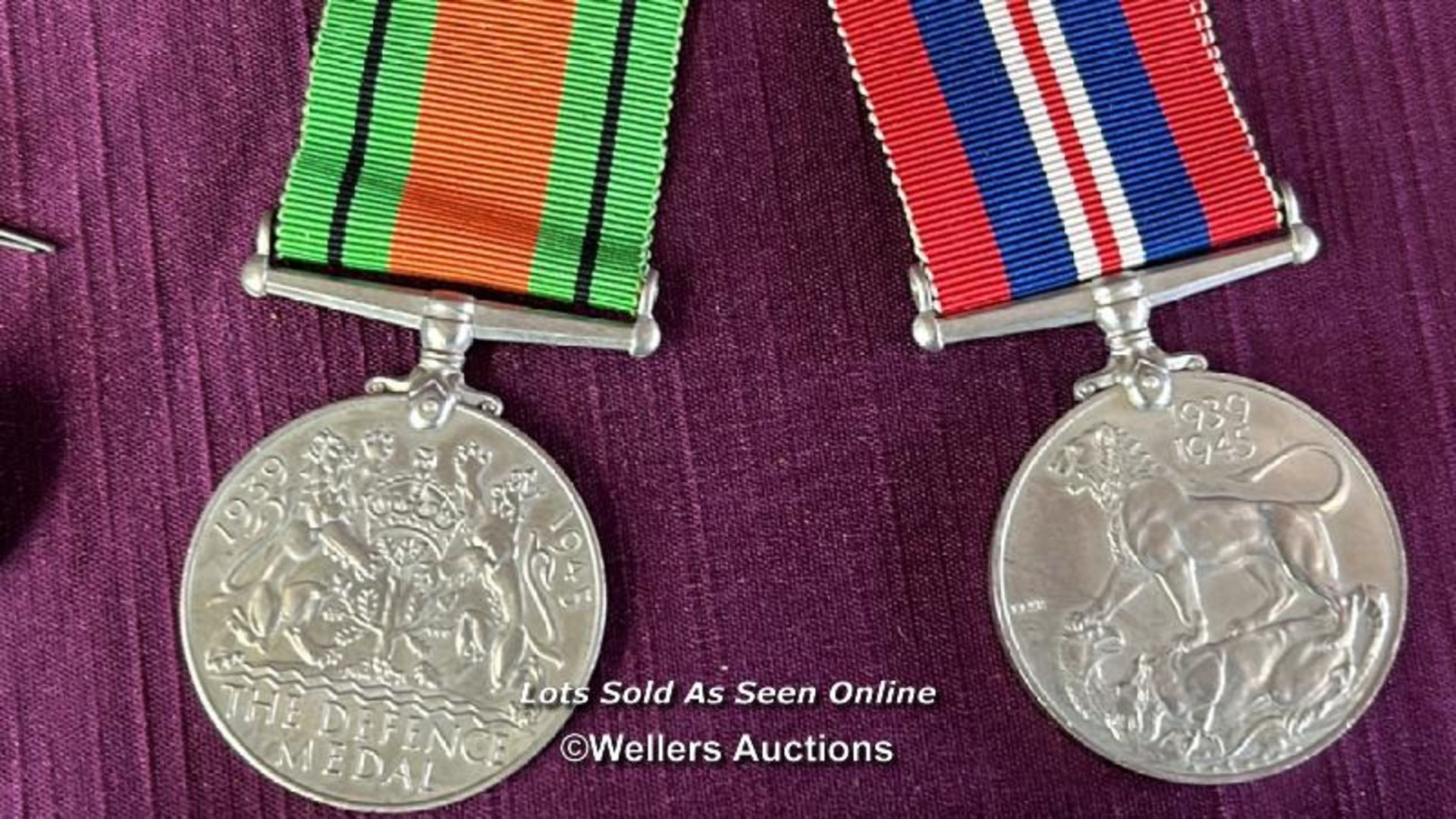 ASSORTED MILITARIA INCLUDING MEDALS, BUTTONS AND BADGES - Bild 9 aus 9