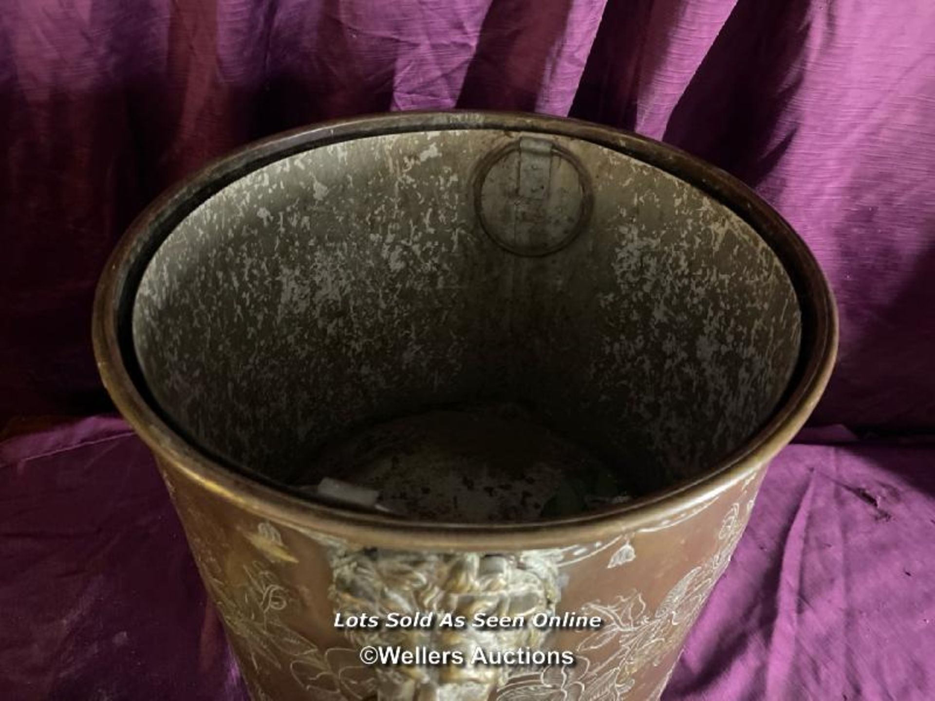 CIRCA 1780 BRASS COAL BUCKET, LIONS HEAD HANDLES AND CLAW FEET, DIAMETER 41CM X HEIGHT 45CM - Image 7 of 7