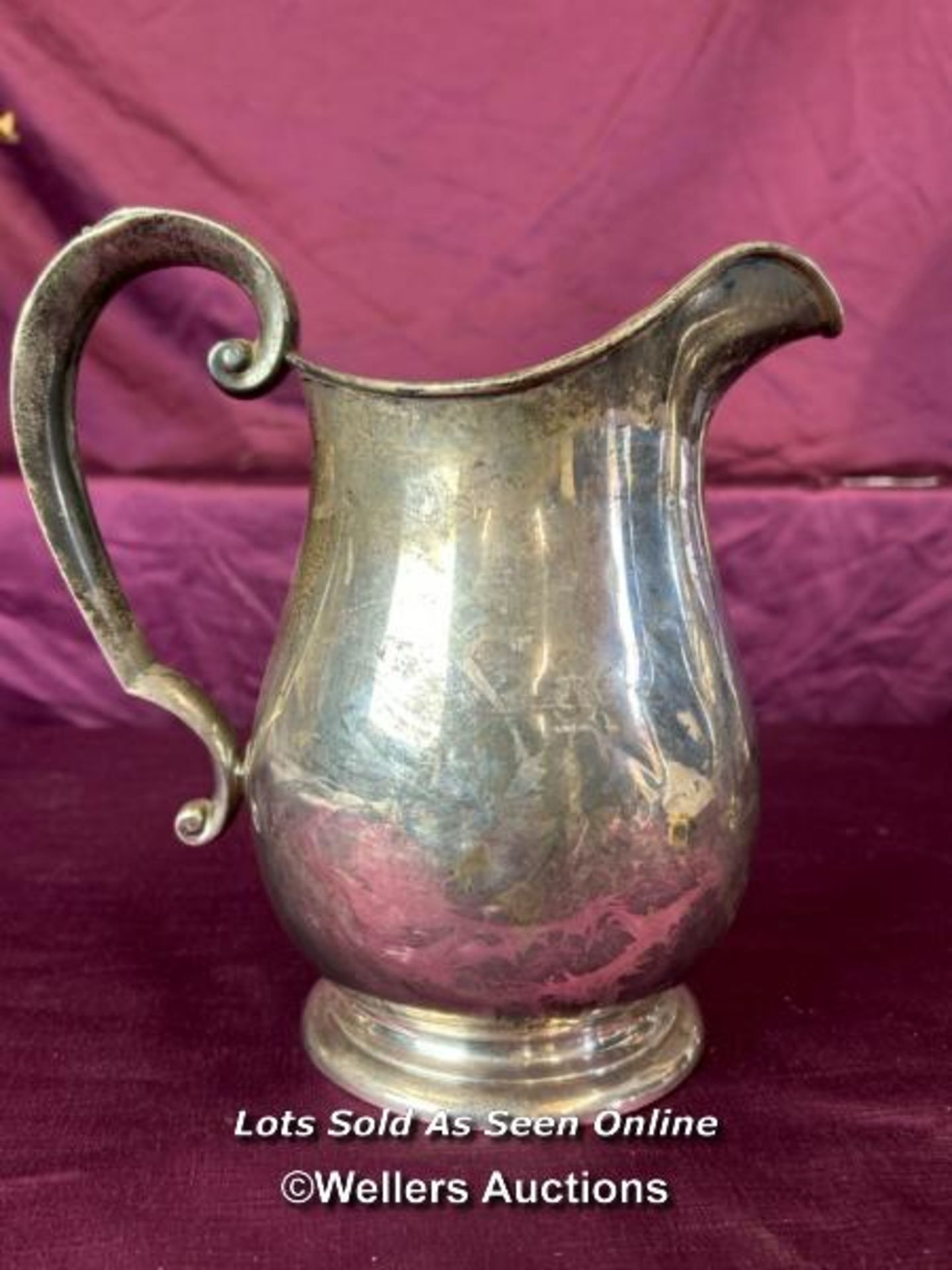 A PRESENTATION SILVER PLATED WATER JUG, ENGRAVED 'PATRICK T. SEXTON, 25TH ANNIVERSARY 1956, GREAT - Bild 2 aus 3