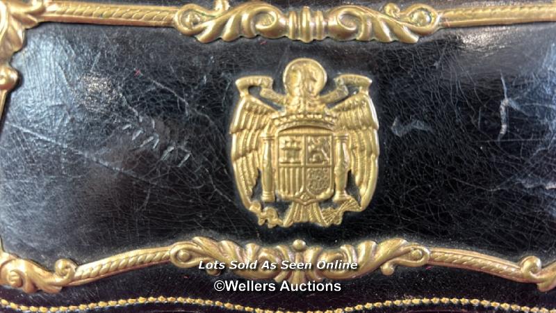 ORIGINAL LEATHER FASCIST SPANISH OFFICERS CROSS BELT POUCH. COAT OF ARMS DEPICTING THE DICTATOR - Image 2 of 4