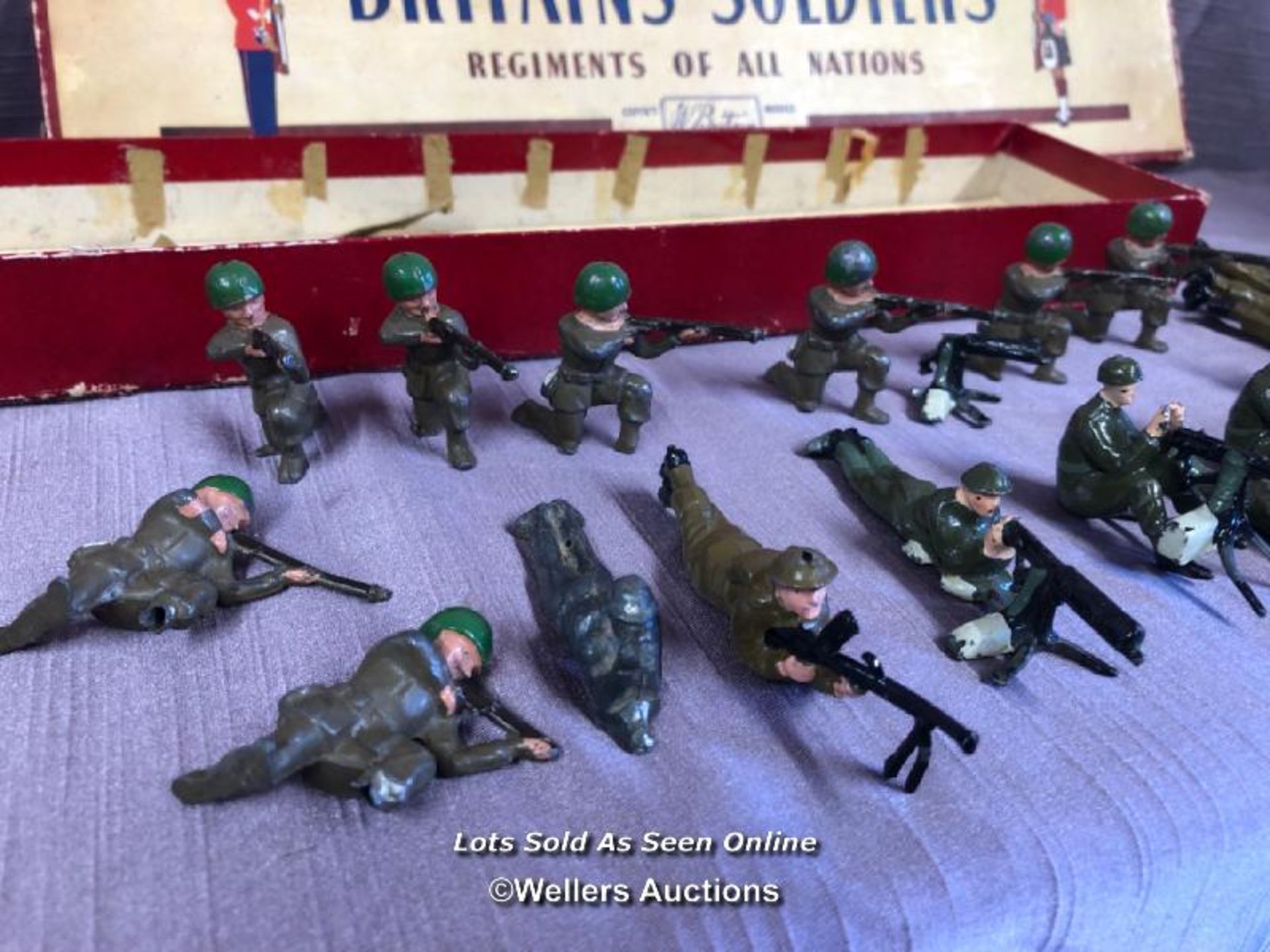 BRITAINS SOLDIERS REGIMENTS OF ALL NATIONS, WITH A NON MATCHING BOX NO. 2063 THE ARGYLL AND - Image 2 of 6