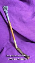 ANTIQUE RIDING CROP TOPPED WITH A HALLMARKED SILVER DOG HEAD AND LEATHER STRAP, LENGTH 26CM