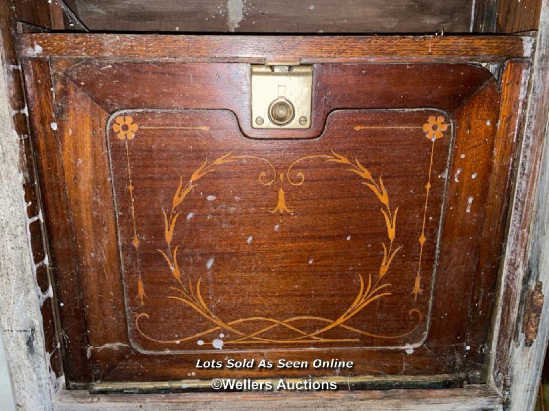 LUXURY VICTORIAN SINK CABINET, USED IN A YACHT OR TRAIN, IN AN ASSOCIATED CABINET, 65.5 X 25.5 X - Image 2 of 6