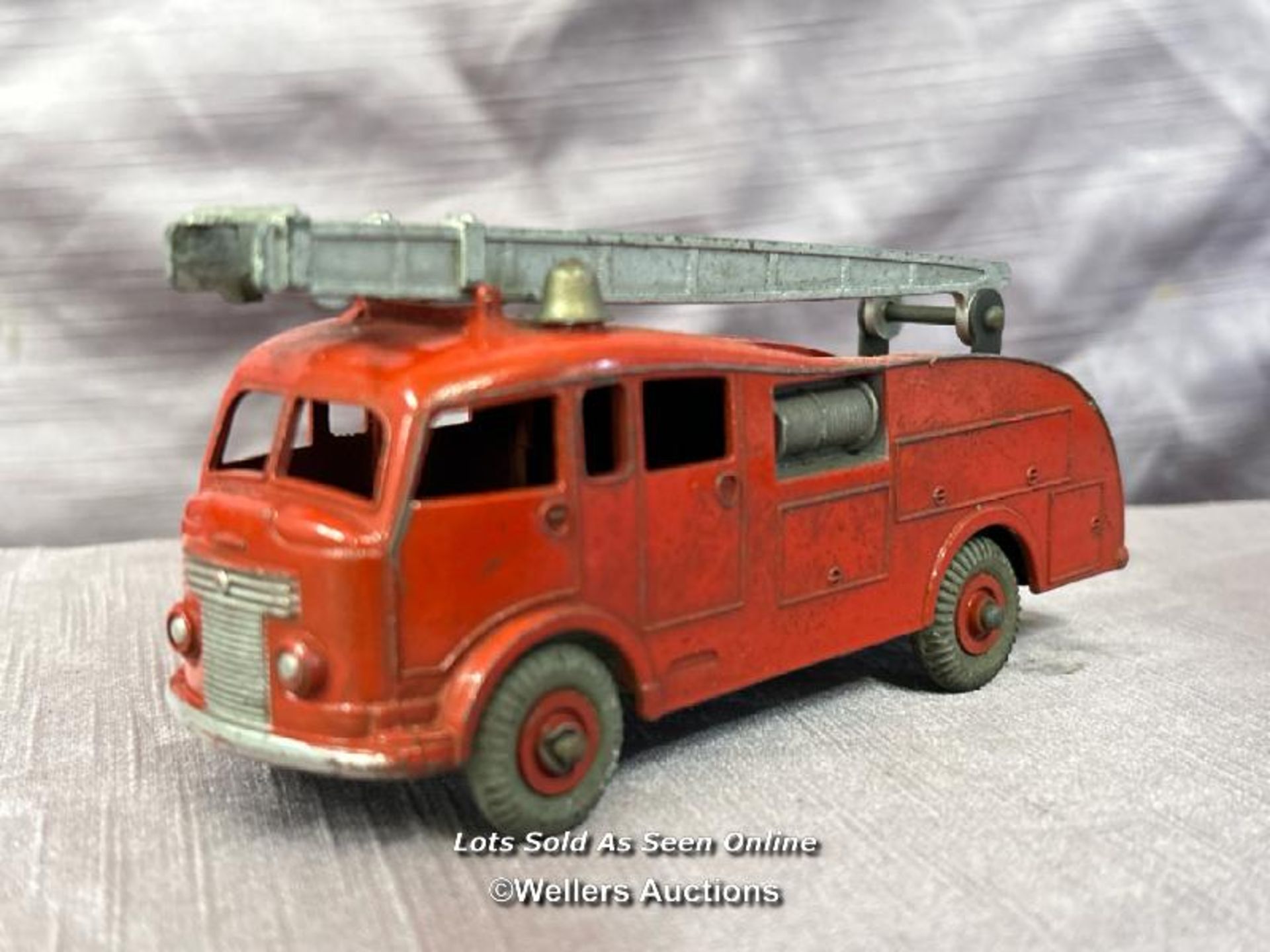 DINKY FIRE ENGINE NO. 555