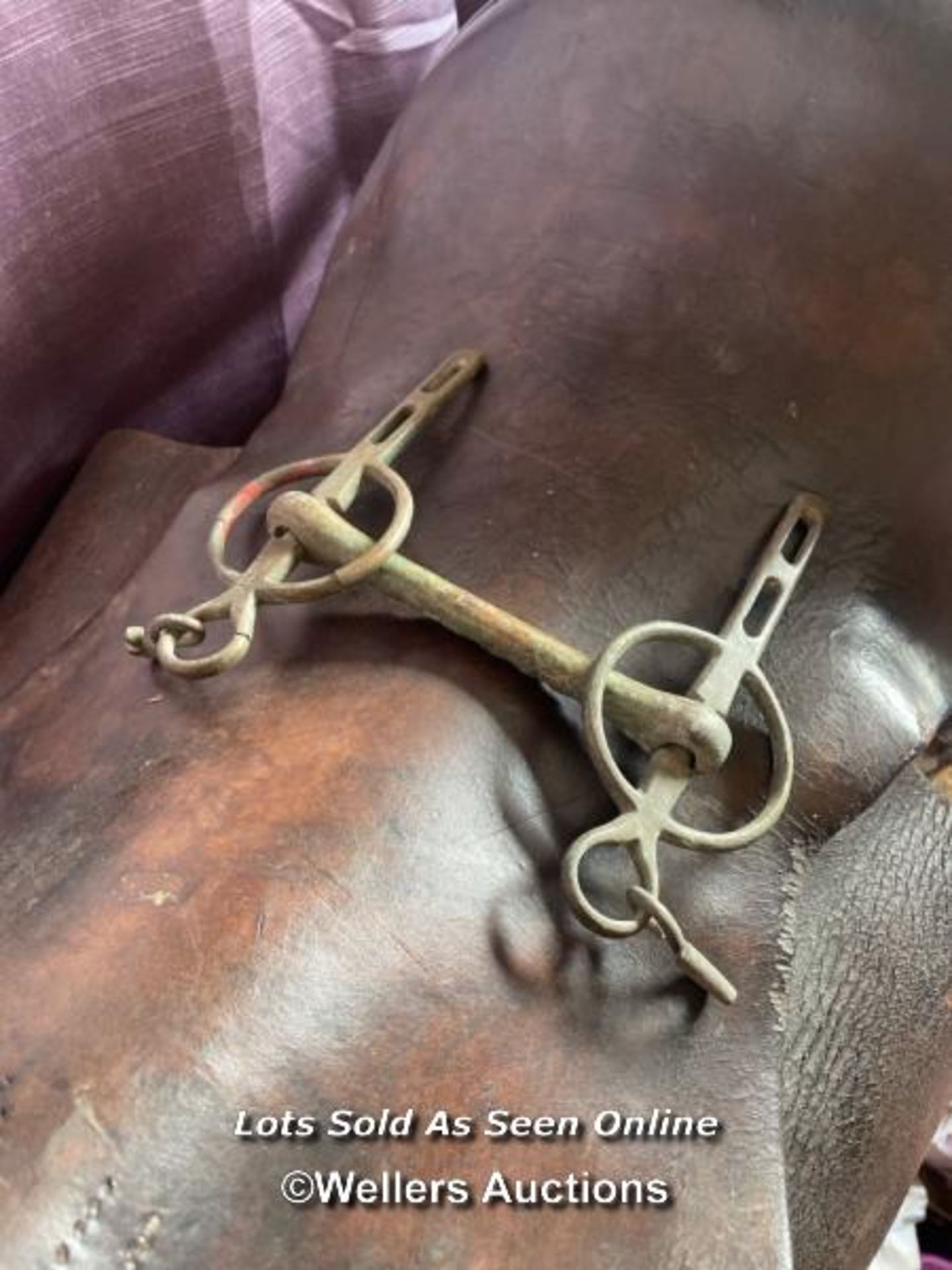 CIRCA 1900, BOER WAR PERIOD MILITARY SADDLE WITH ASSOCIATED HORSE BIT AND HARNESS - Bild 3 aus 4