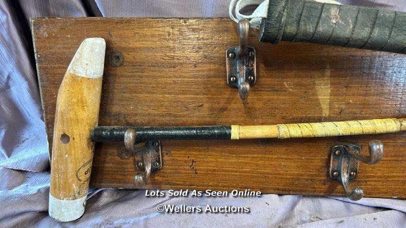 WALL MOUNTED COAT HANGER PLAQUE WITH TWO HORSE POLO STICKS AND BALL, 166.5 X 22CM - Image 4 of 4