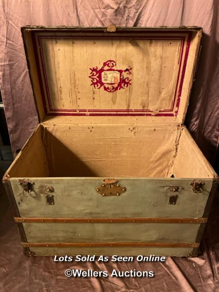 LARGE WOODEN TRAVEL TRUNK, MALLE EDISON J.K PARIS PLAQUE, 90 X 53 X 63CM - Bild 5 aus 5