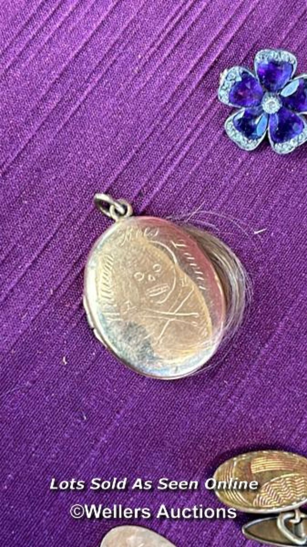 AN UNUSUAL GOLD LOCKET CONTAINING A LOCK OF HAIR, DECORATED WITH ETCHED SKULL AND CROSSBONES, - Image 2 of 6